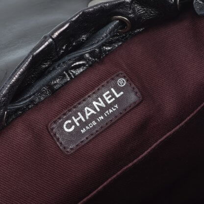 CHANEL Shearling Quilted Mountain Backpack Schwarz Weiß Second Hand 10