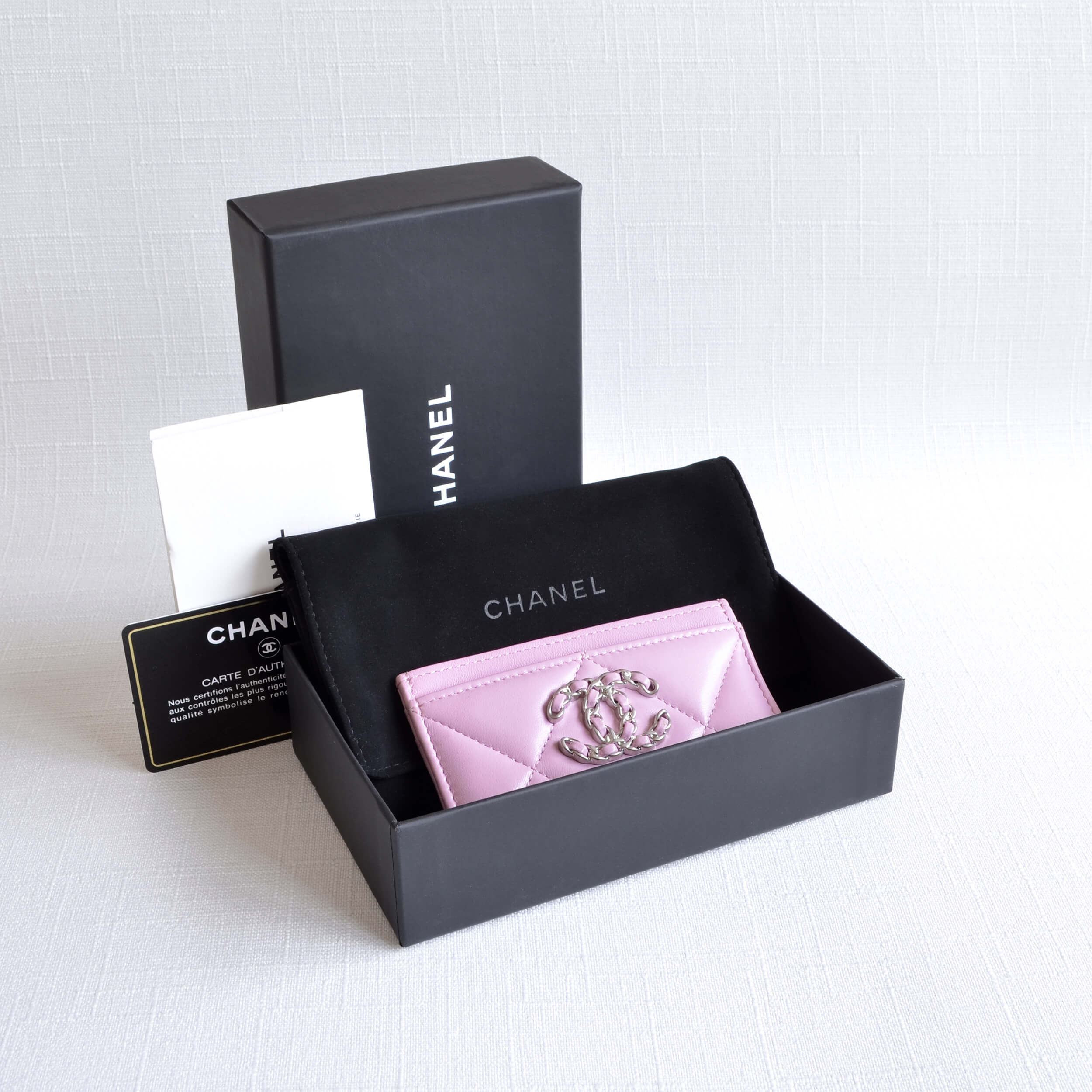 CHANEL 19 Cardholder - Image 3