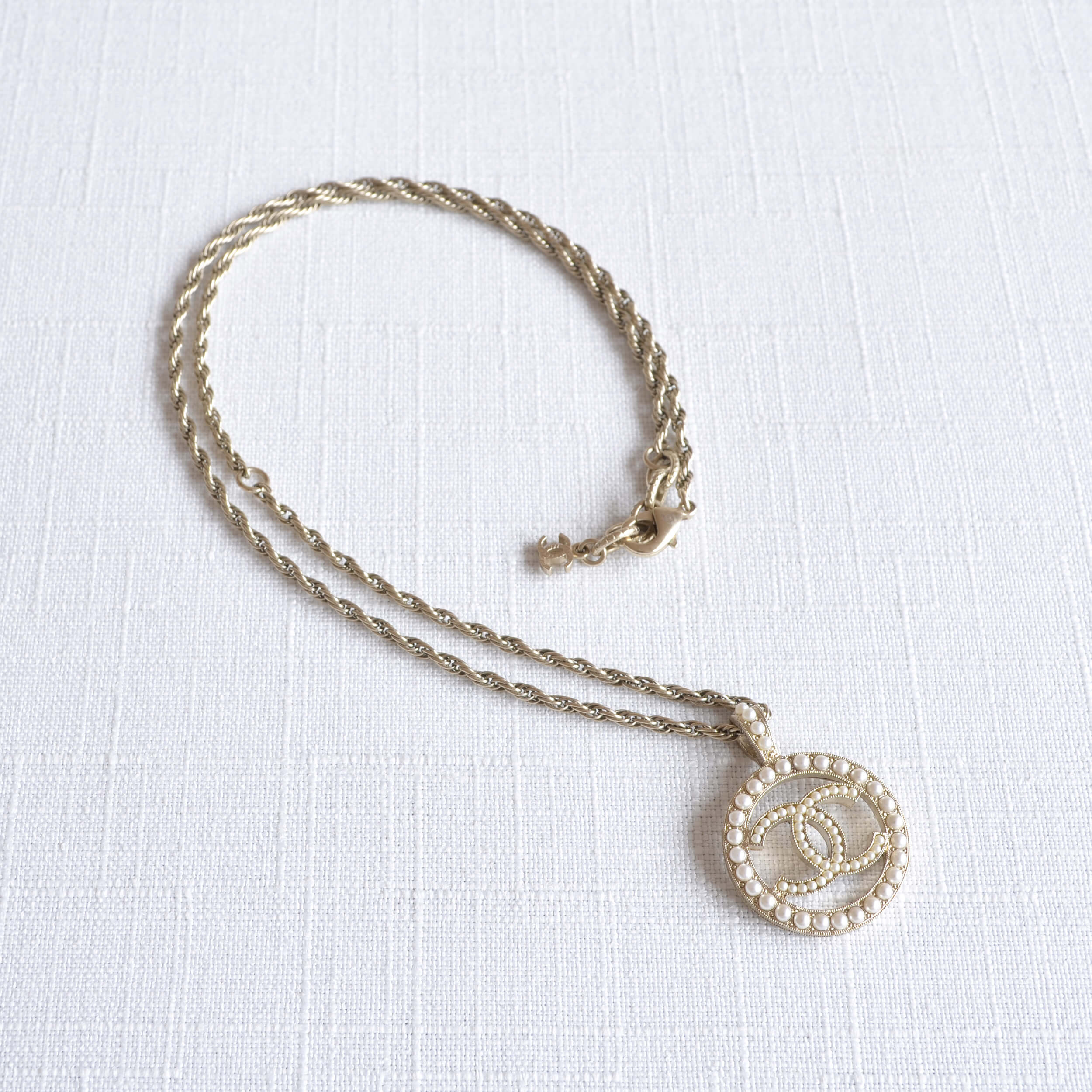 CHANEL 18V CC Pendant Necklace Halskette Hellgold Perlweiß Second Hand 227002