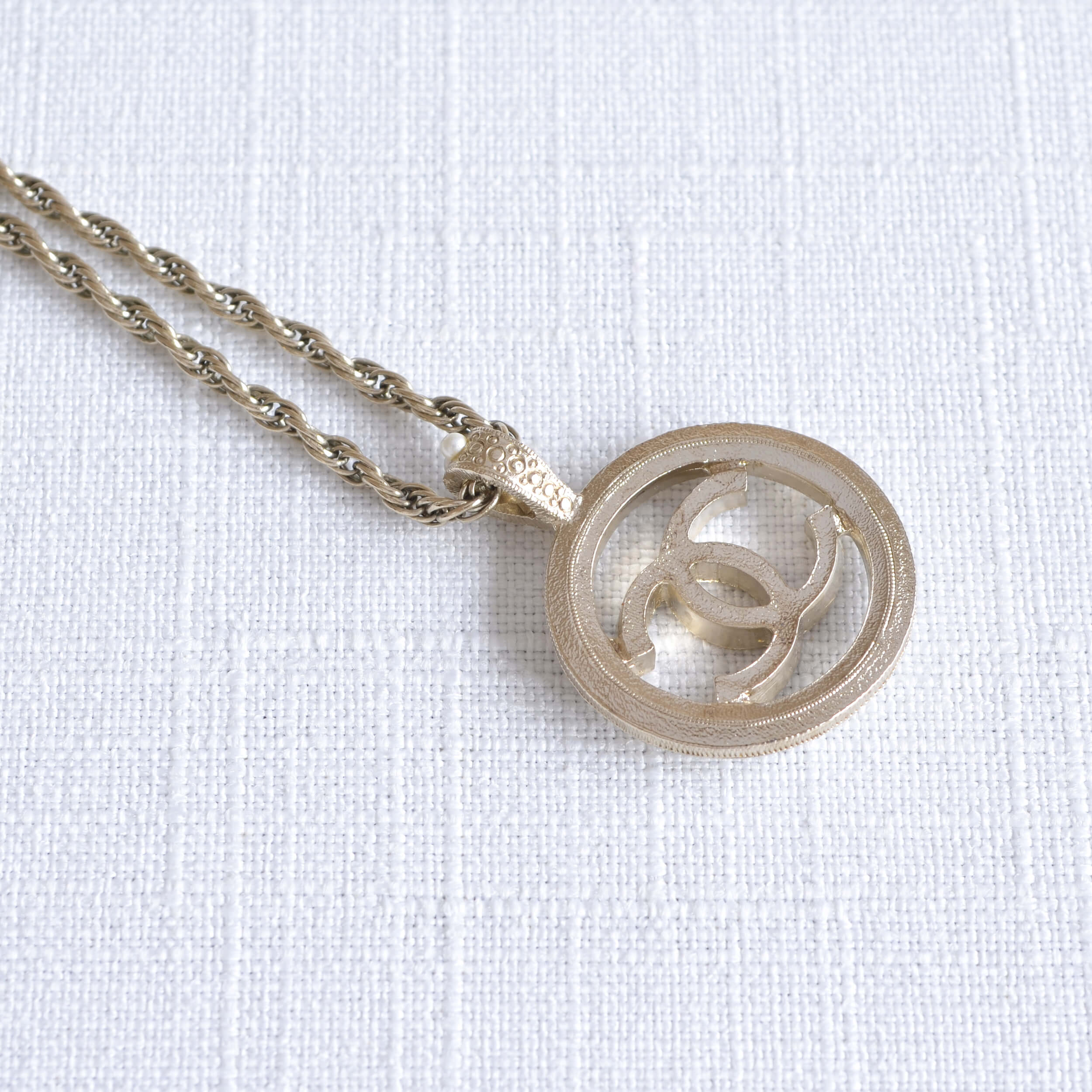 CHANEL 18V CC Pendant Necklace Halskette Hellgold Perlweiß Second Hand 22700 4
