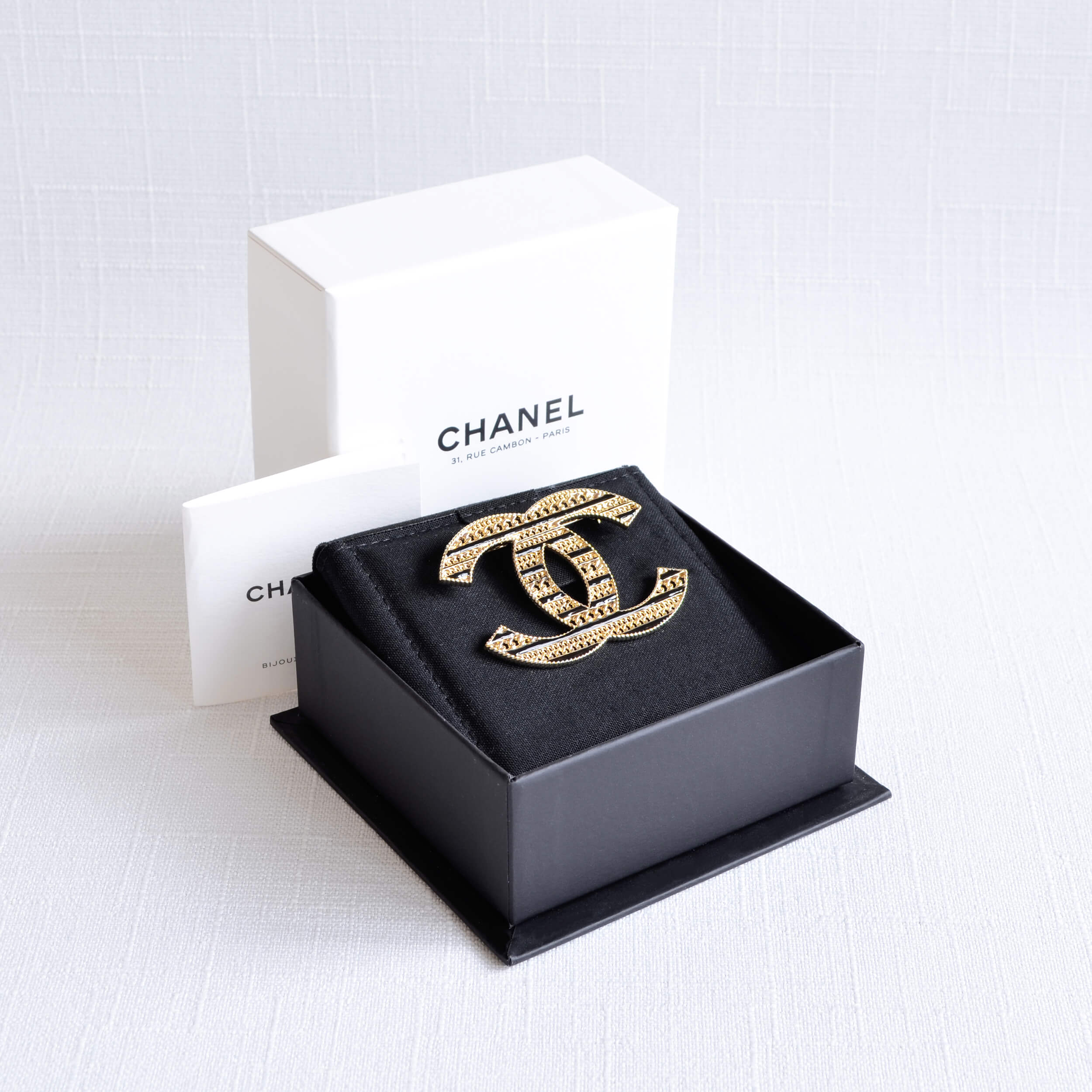 CHANEL 20S CC Brosche Gold Schwarz Second Hand 22819 1