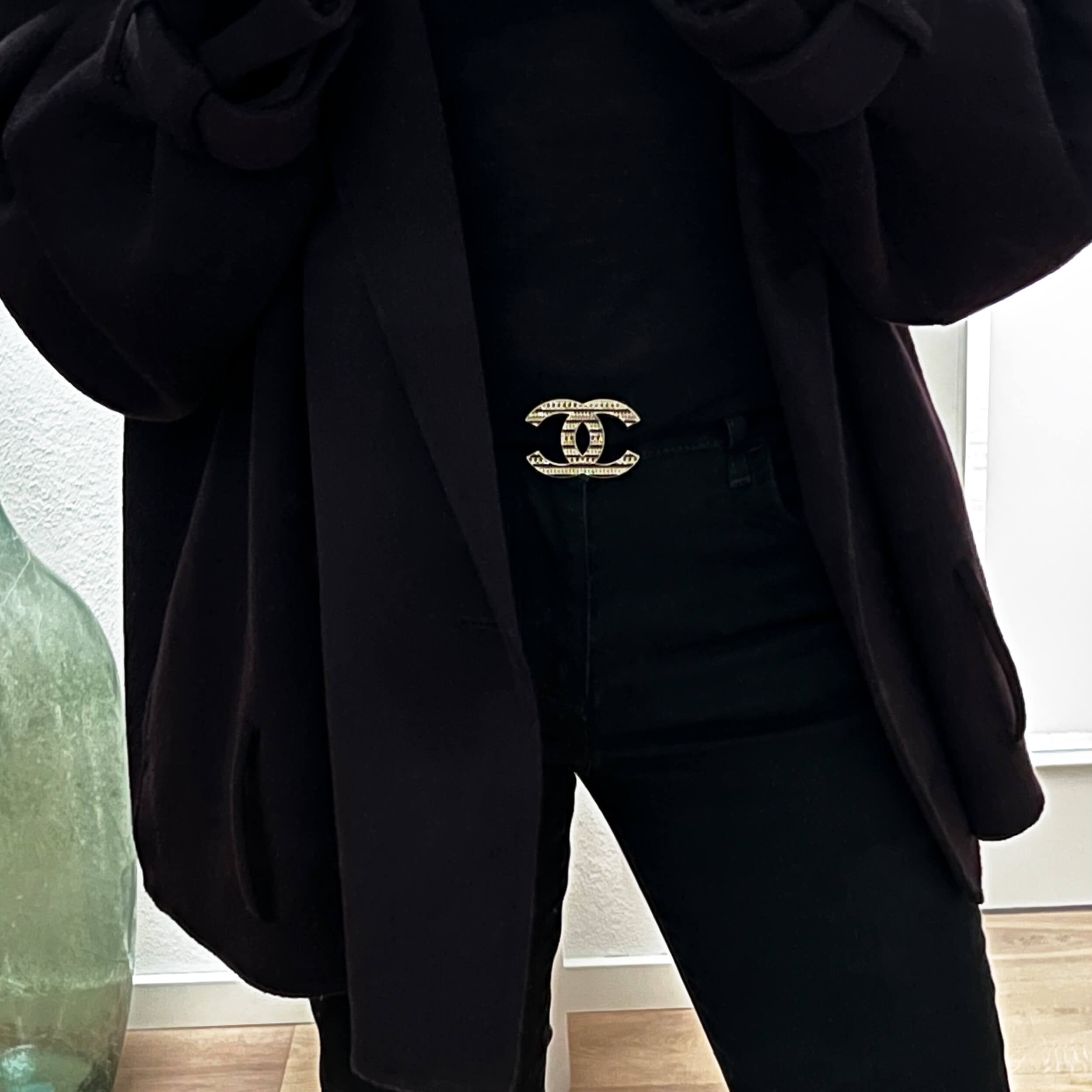 CHANEL 20S CC Brosche Gold Schwarz Second Hand 22819 Modshot 2