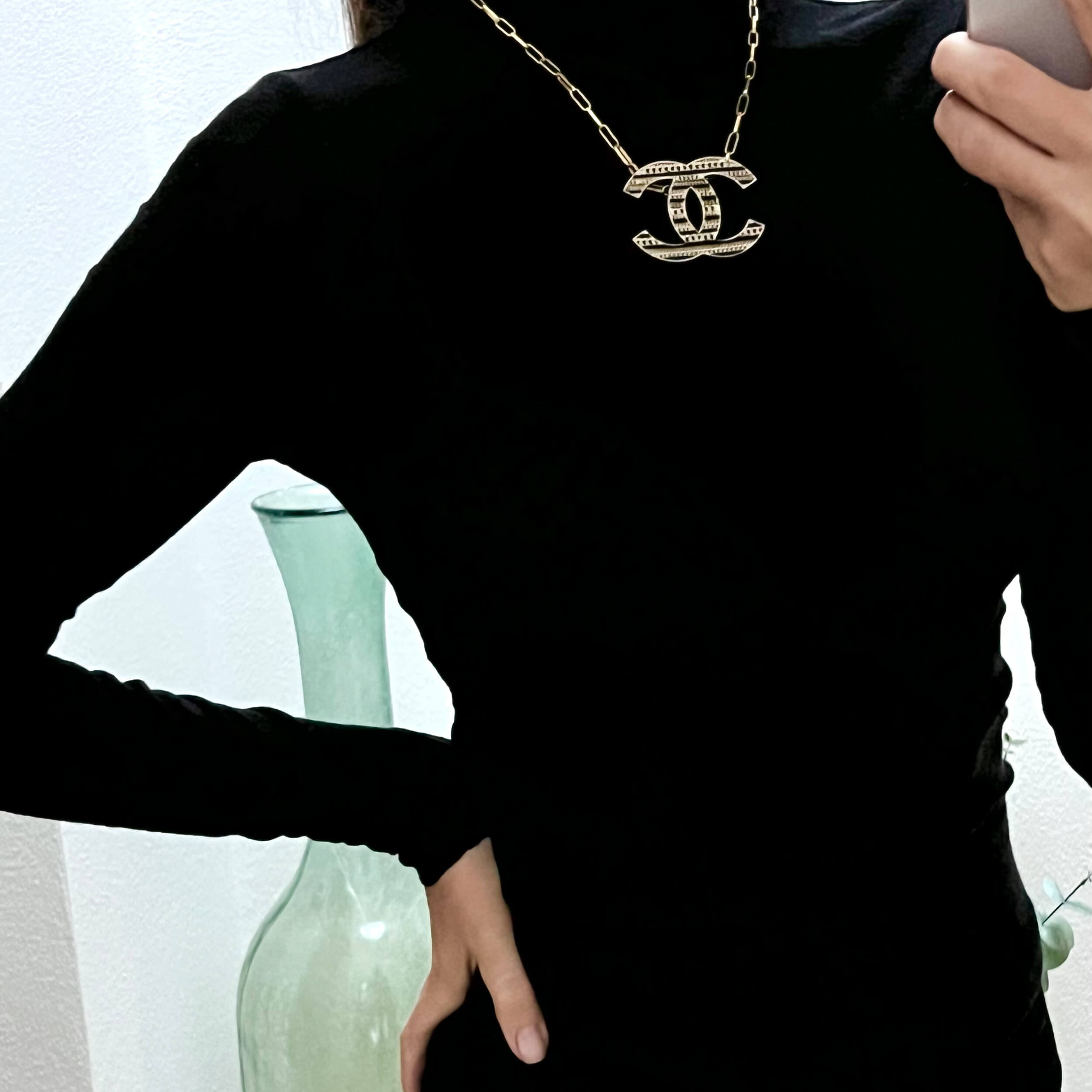 CHANEL 20S CC Brosche Gold Schwarz Second Hand 22819 Modshot 3