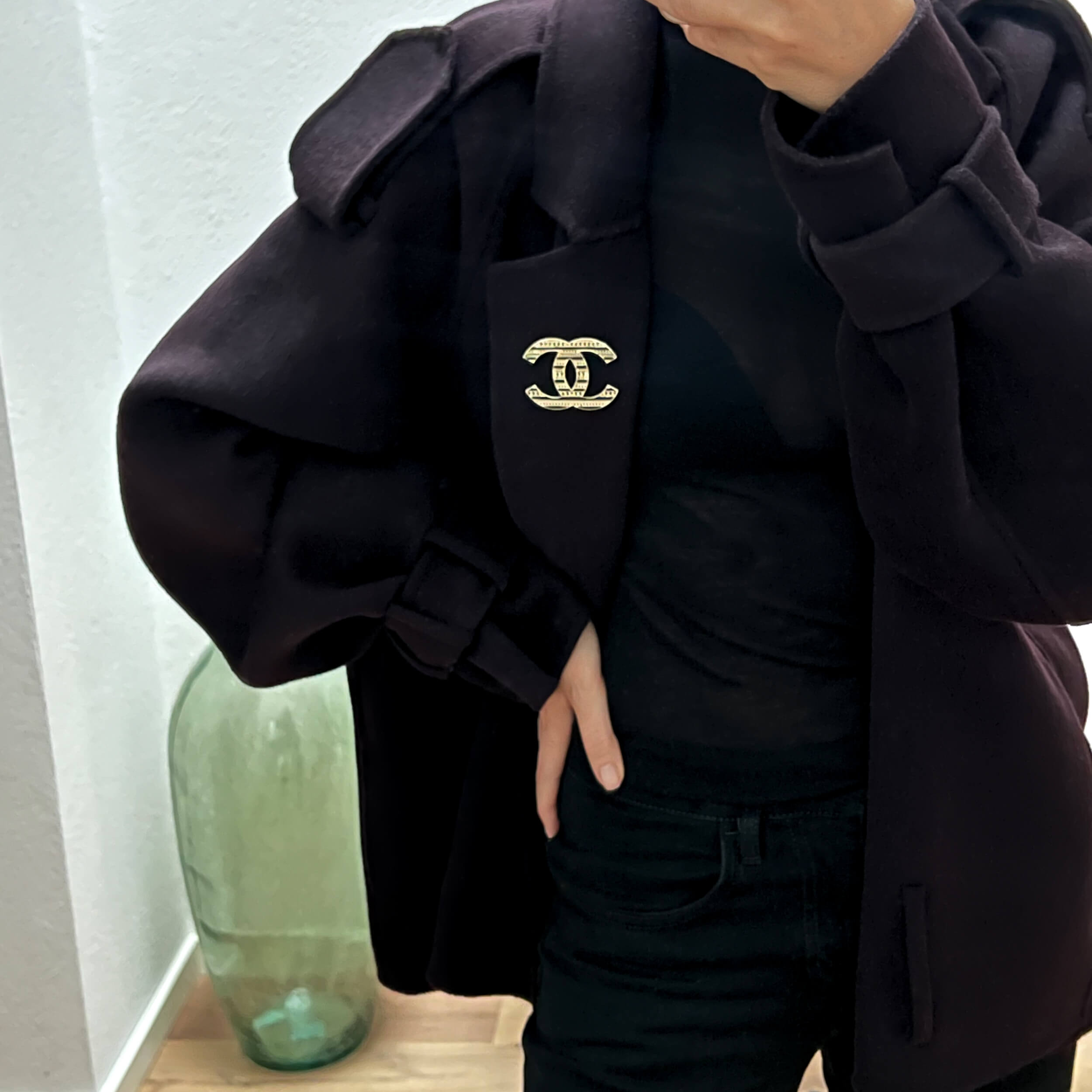 CHANEL 20S CC Brosche Gold Schwarz Second Hand 22819 Modshot