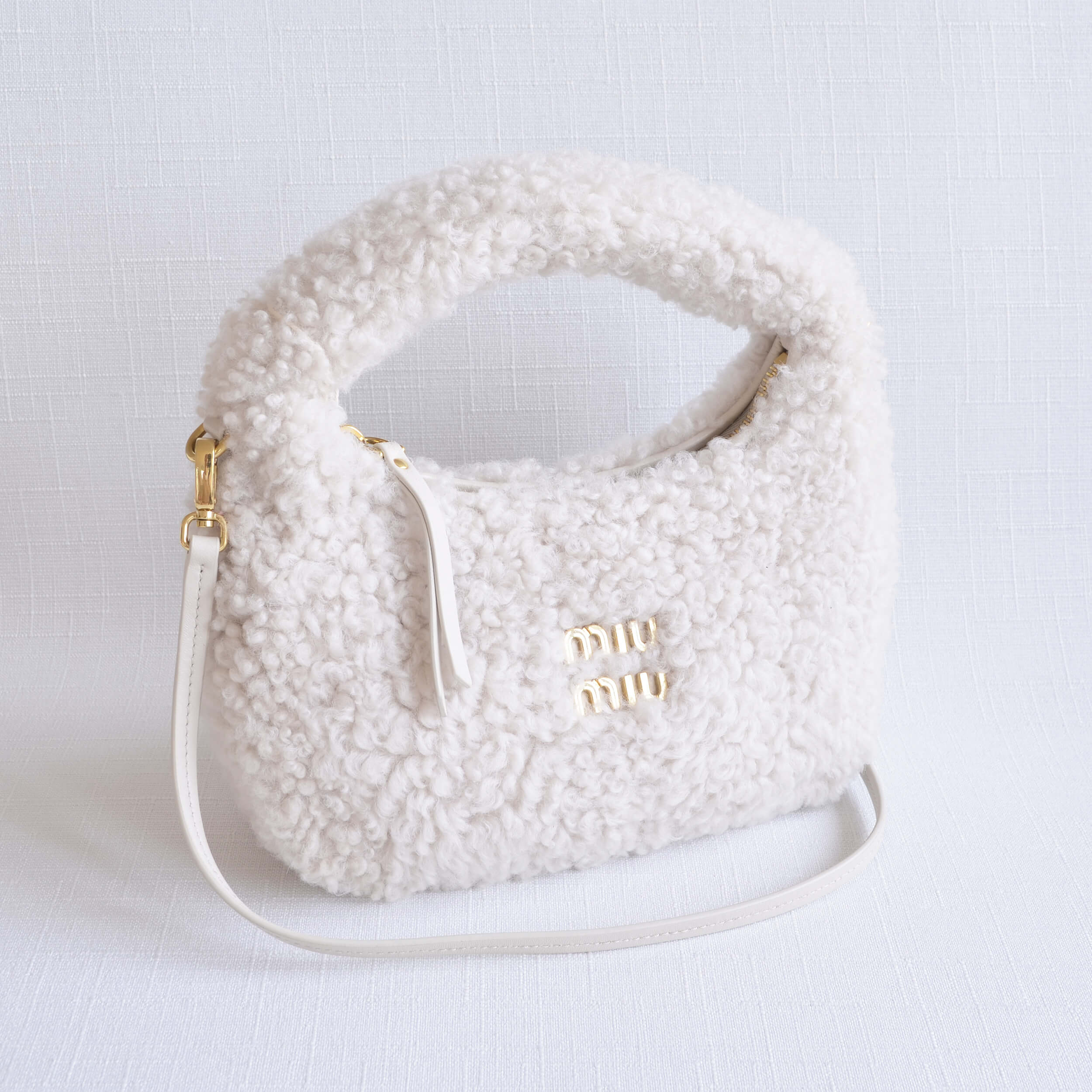 Miu Miu Wander Small Hobo Bag Shearling Lammfell Tasche Pre-Loved 32541 1