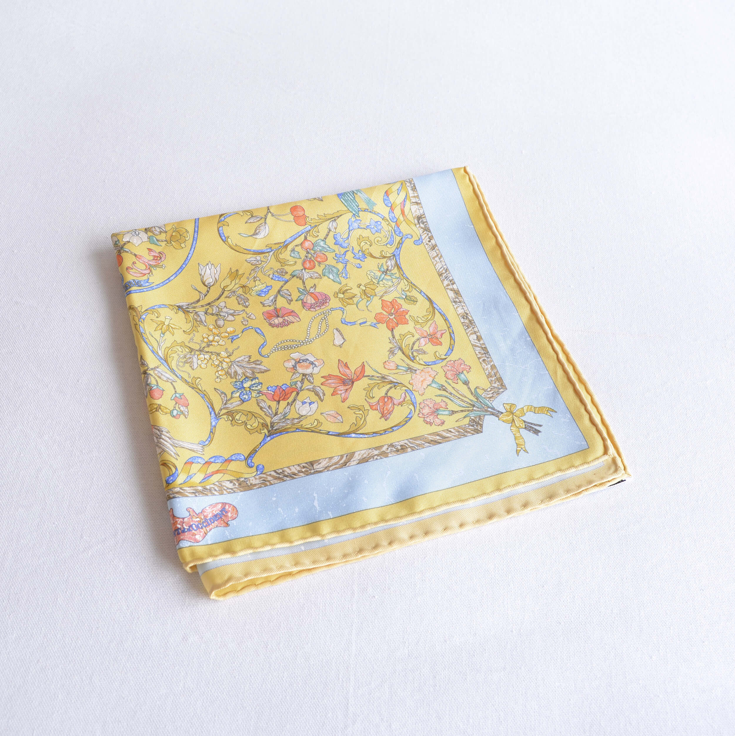 Hermès Gavroches 45 Pierres d'orient et d'occident Hellblau Gelb Pre-Loved Vintage 32539 1