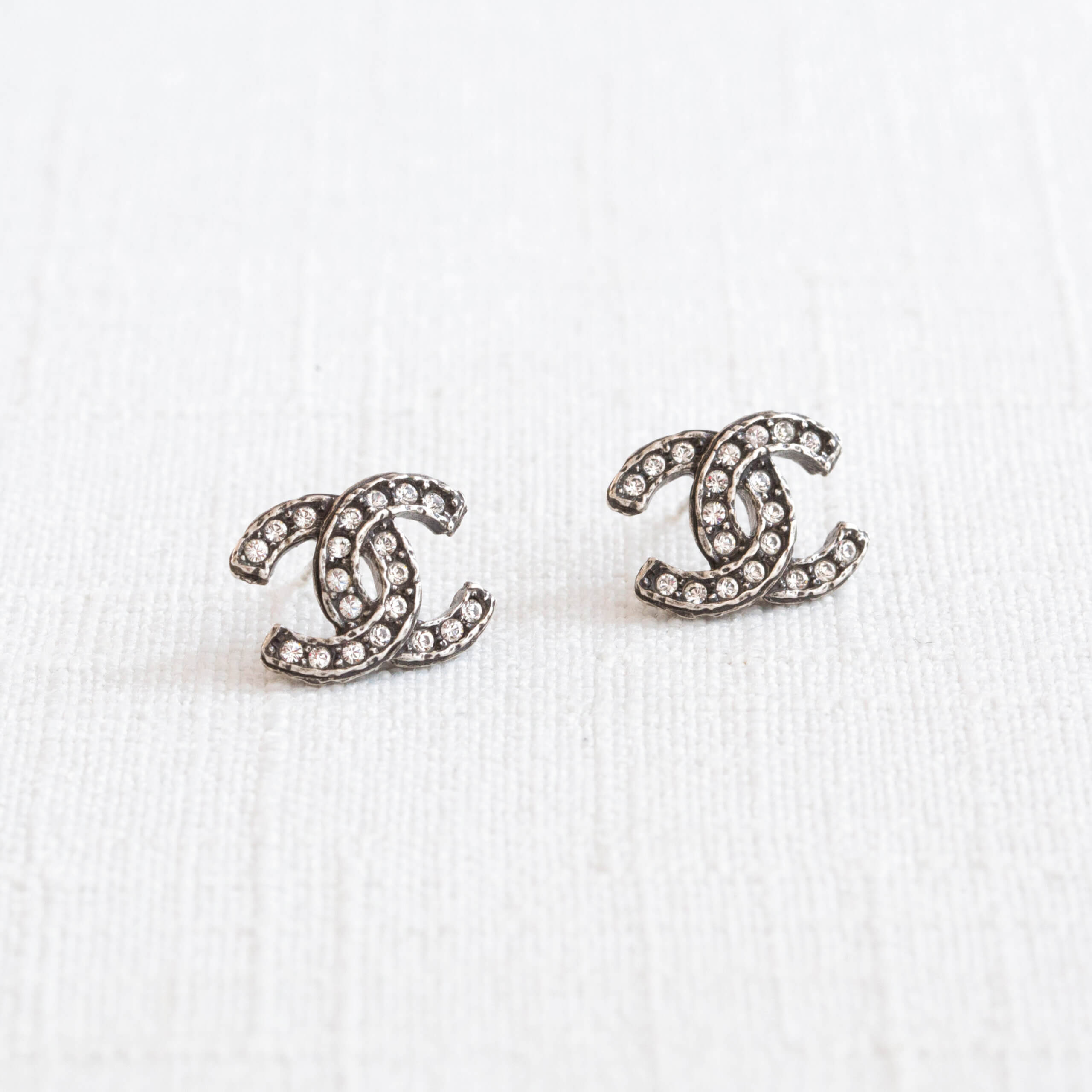 CHANEL 21A CC Crystal Earrings Ohrringe Schwarz Silber Pre-Loved 625125 1