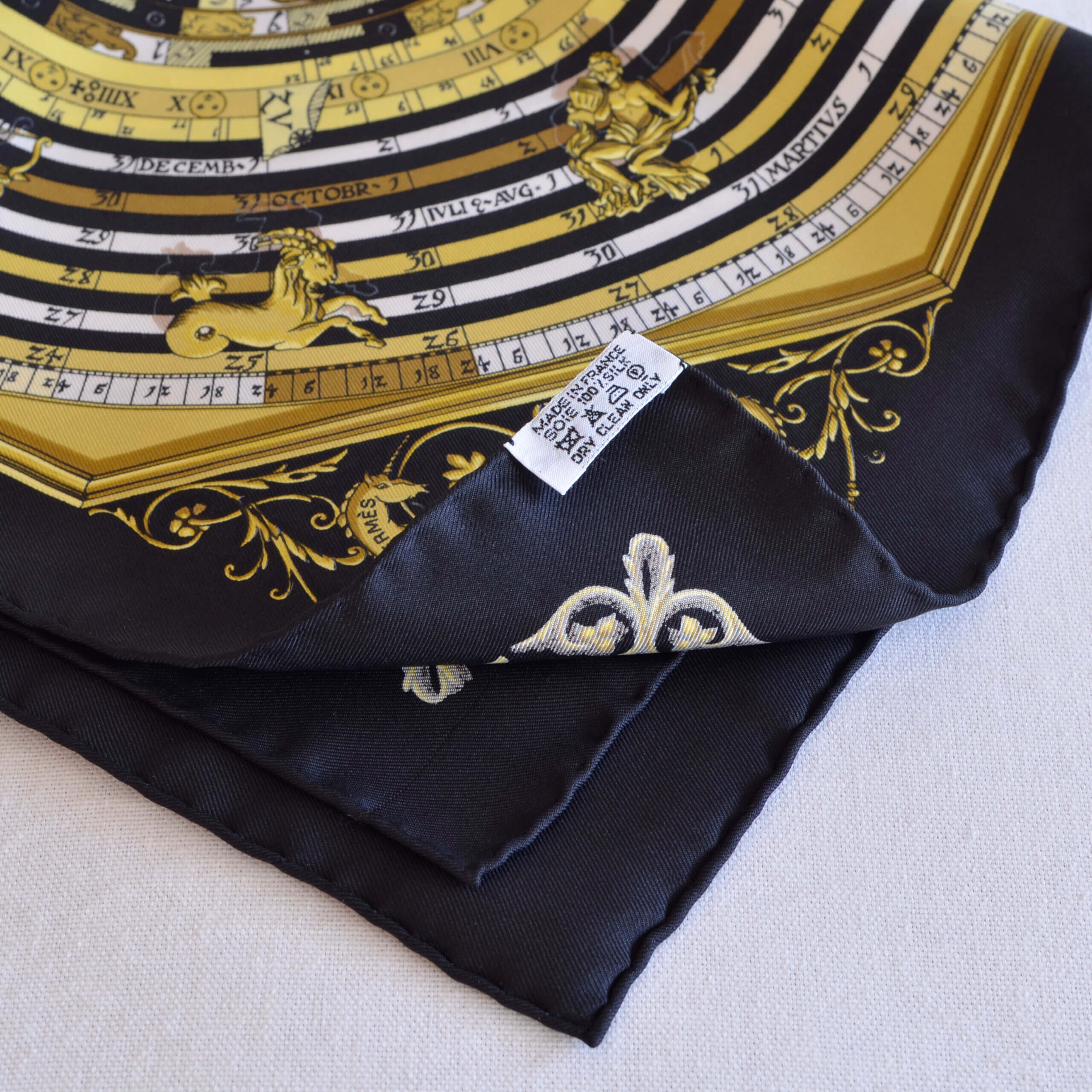Hermès Gavroches 45 Astrology Schwarz Gelb Pre-Loved Vintage 525319 3