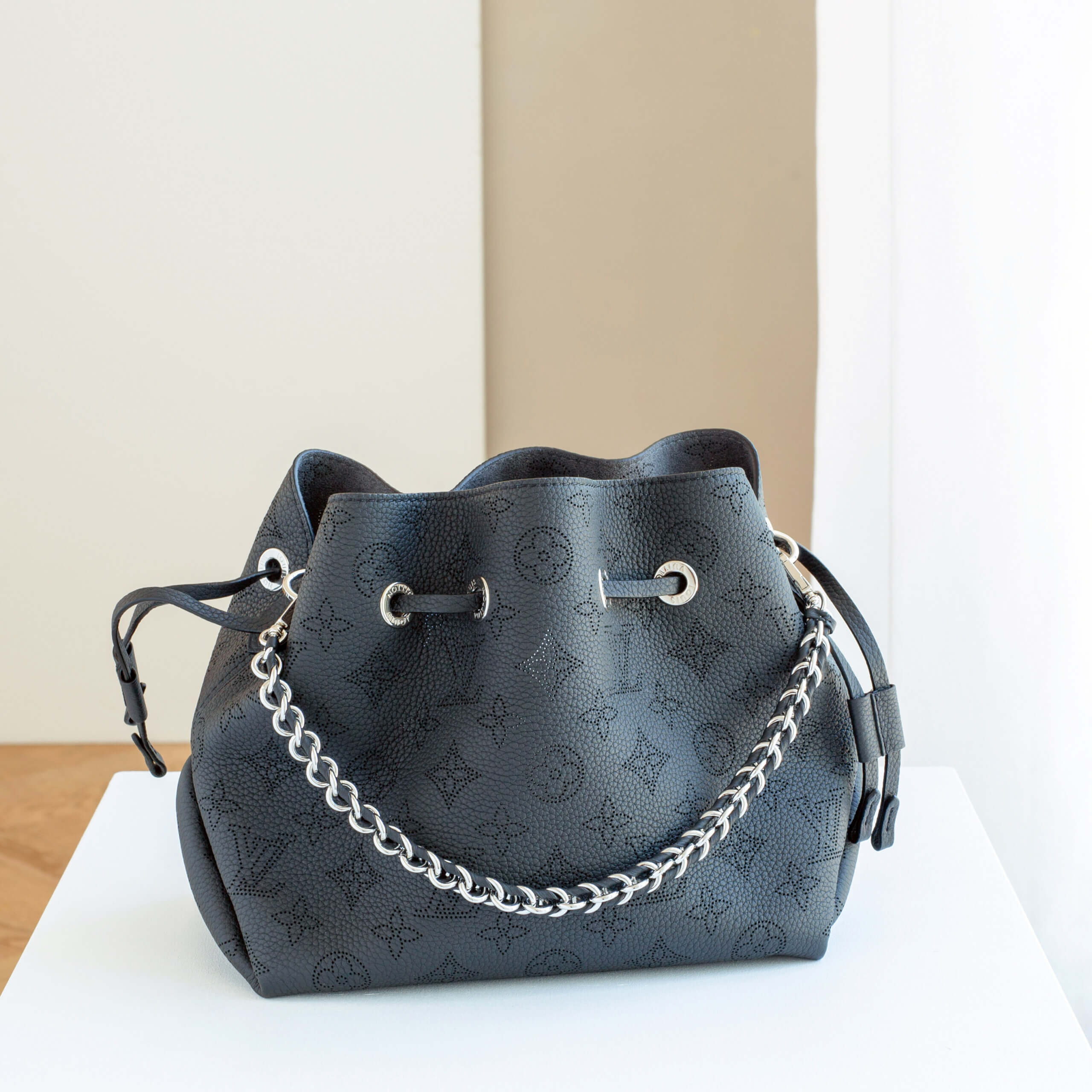 Louis Vuitton Bella Mahina Leder Handtasche Schwarz Pre-Loved 1