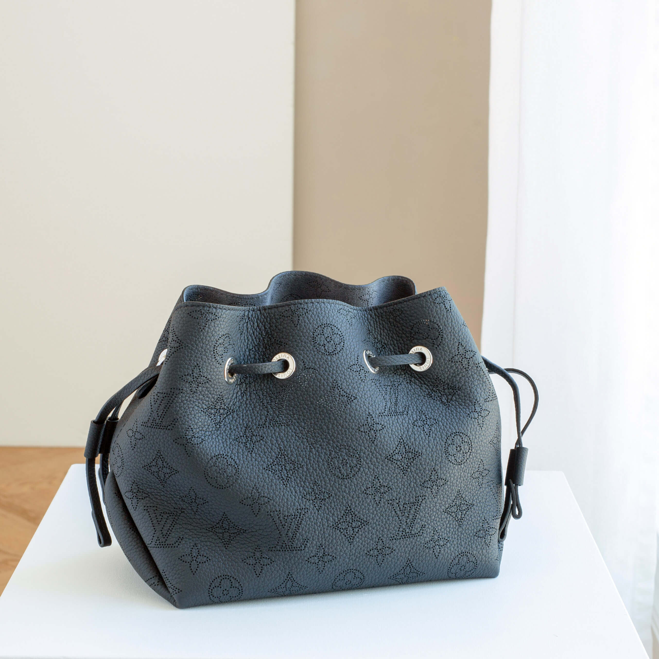 Louis Vuitton Bella Mahina Leder Handtasche Schwarz Pre-Loved 2