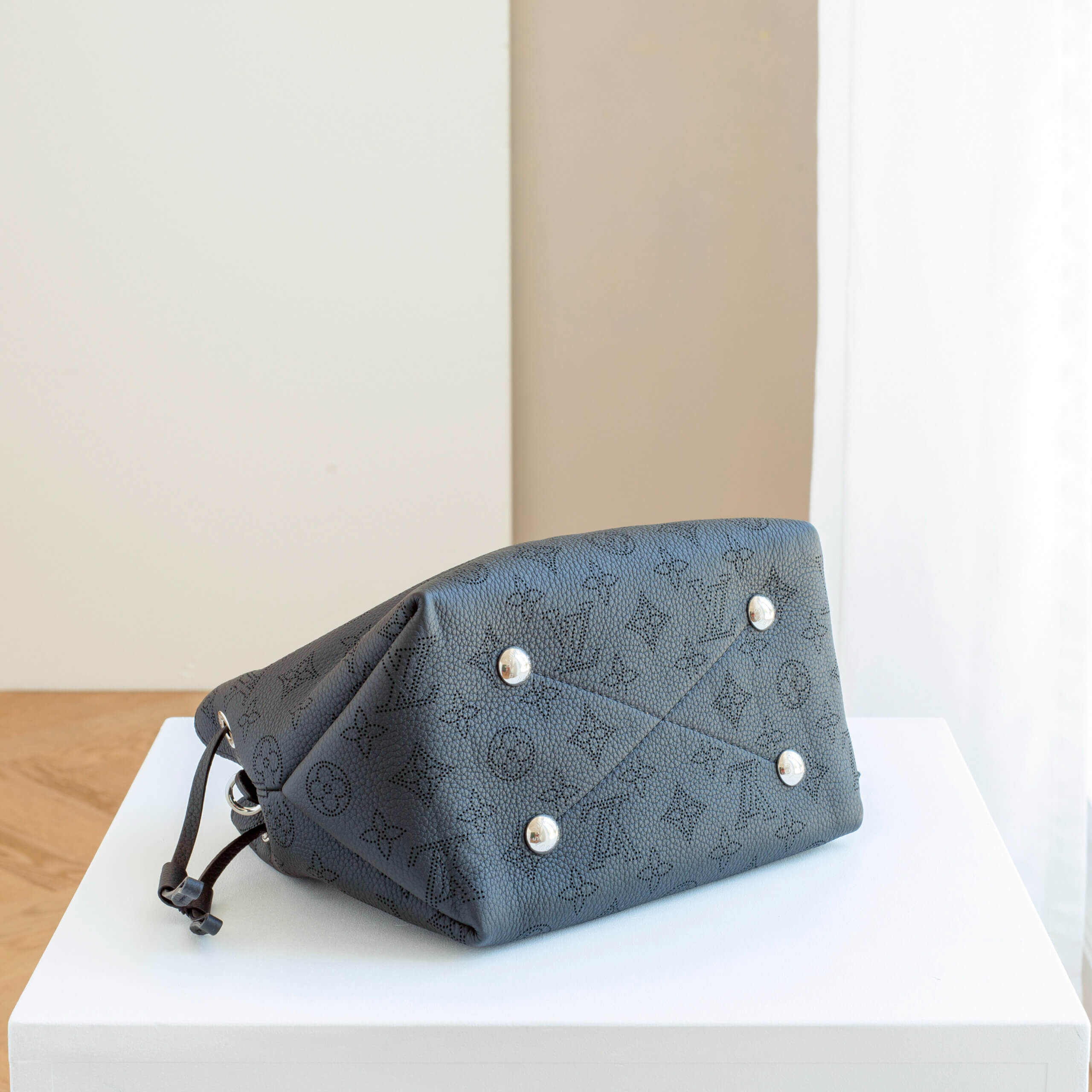 Louis Vuitton Bella Mahina Leder Handtasche Schwarz Pre-Loved 4