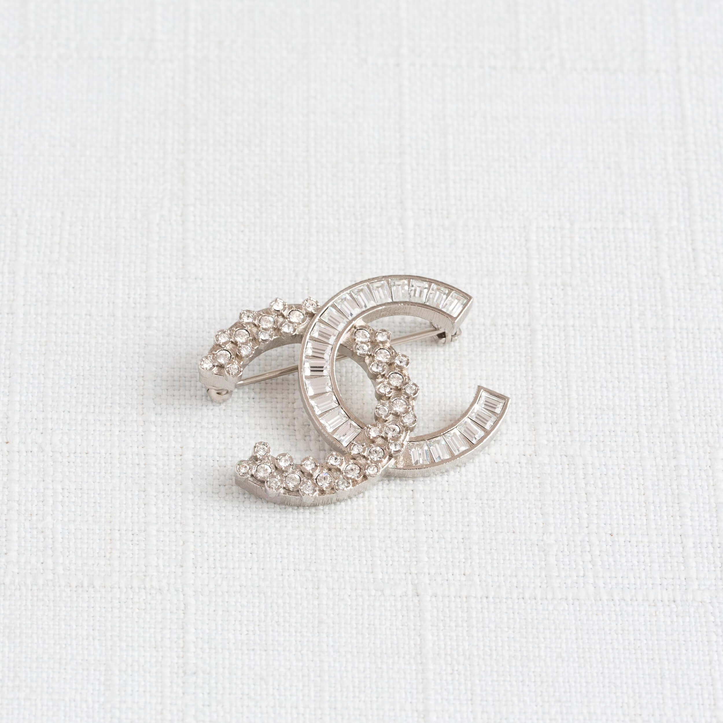 CHANEL 19V Crystal CC Brooch Brosche Silber Pre-Loved 725128 01
