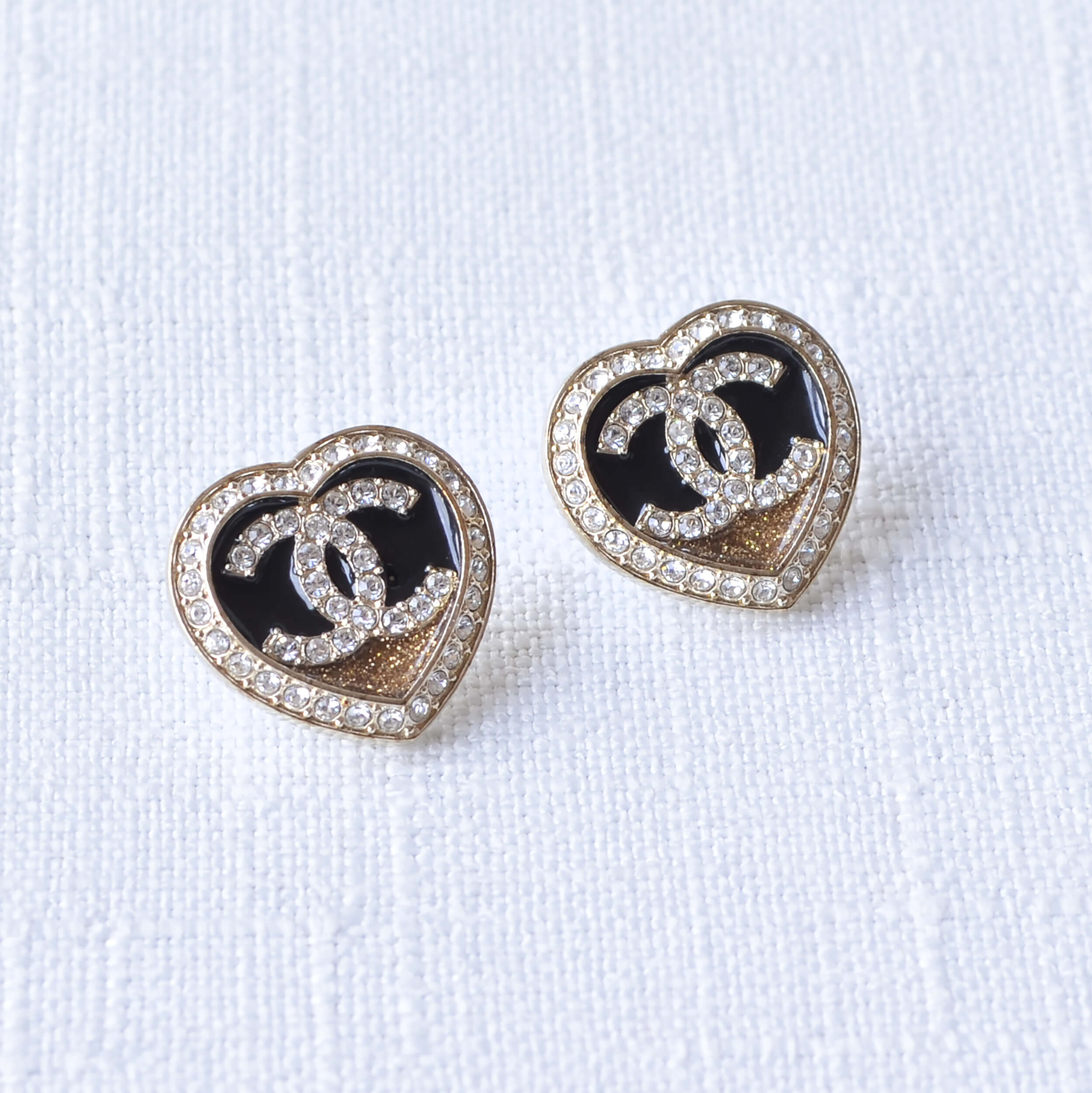 CHANEL 23B CC Heart Earrings Herz Ohrringe Strass Pre-Loved 1025137 01