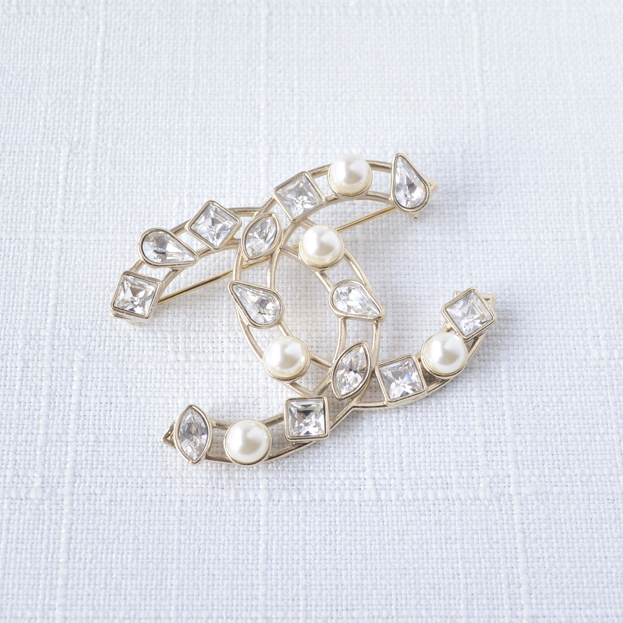 CHANEL 19K CC Crystal Pearl Brooch Brosche Hellgold Perlen Pre-Loved 1125147 1