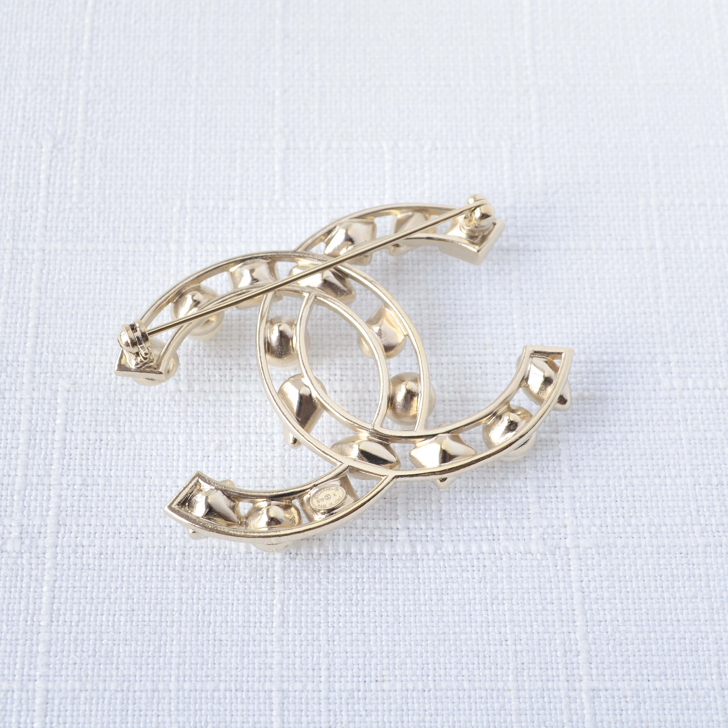 CHANEL 19K CC Crystal Pearl Brooch Brosche Hellgold Perlen Pre-Loved 1125147 2