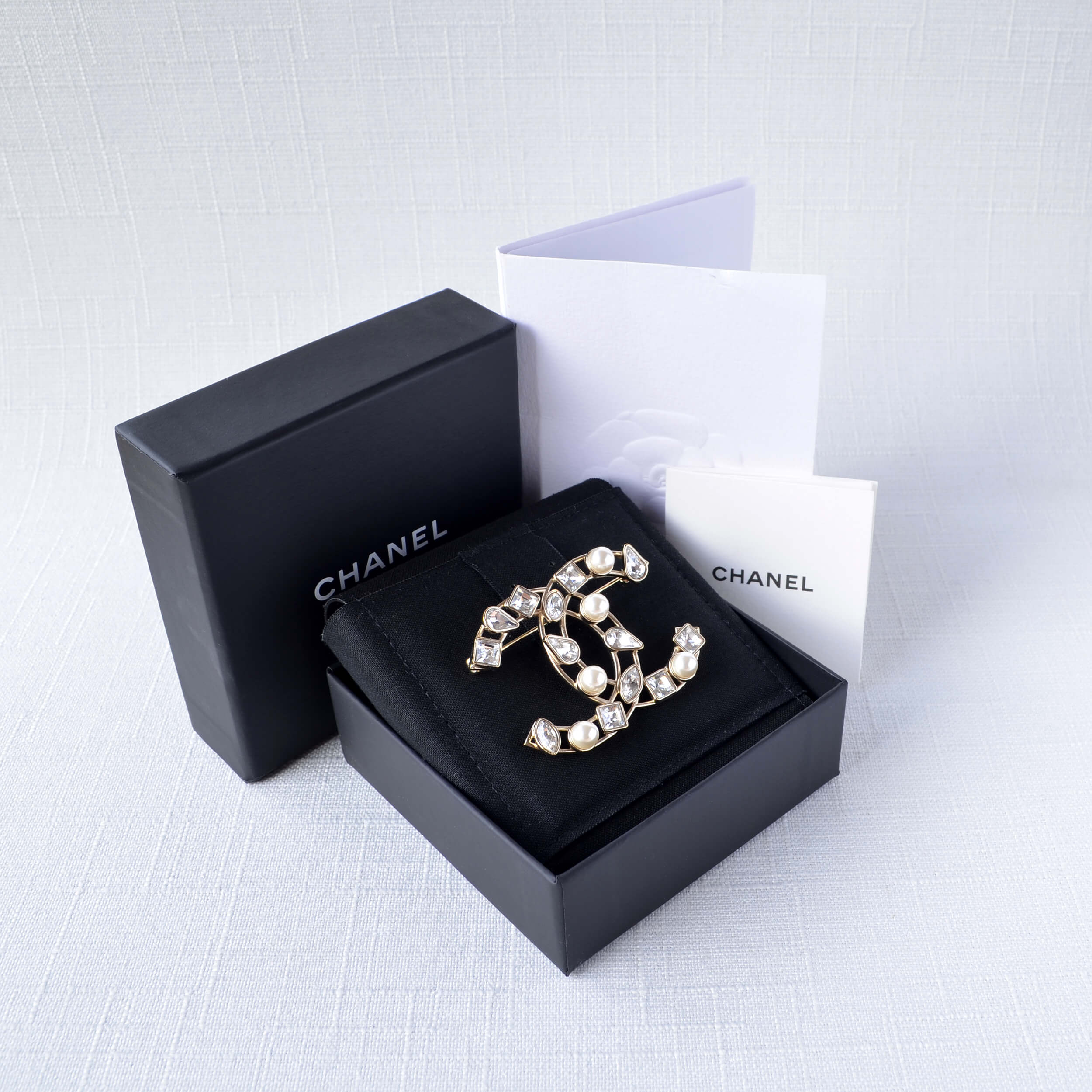 CHANEL 19K CC Crystal Pearl Brooch Brosche Hellgold Perlen Pre-Loved 1125147 3