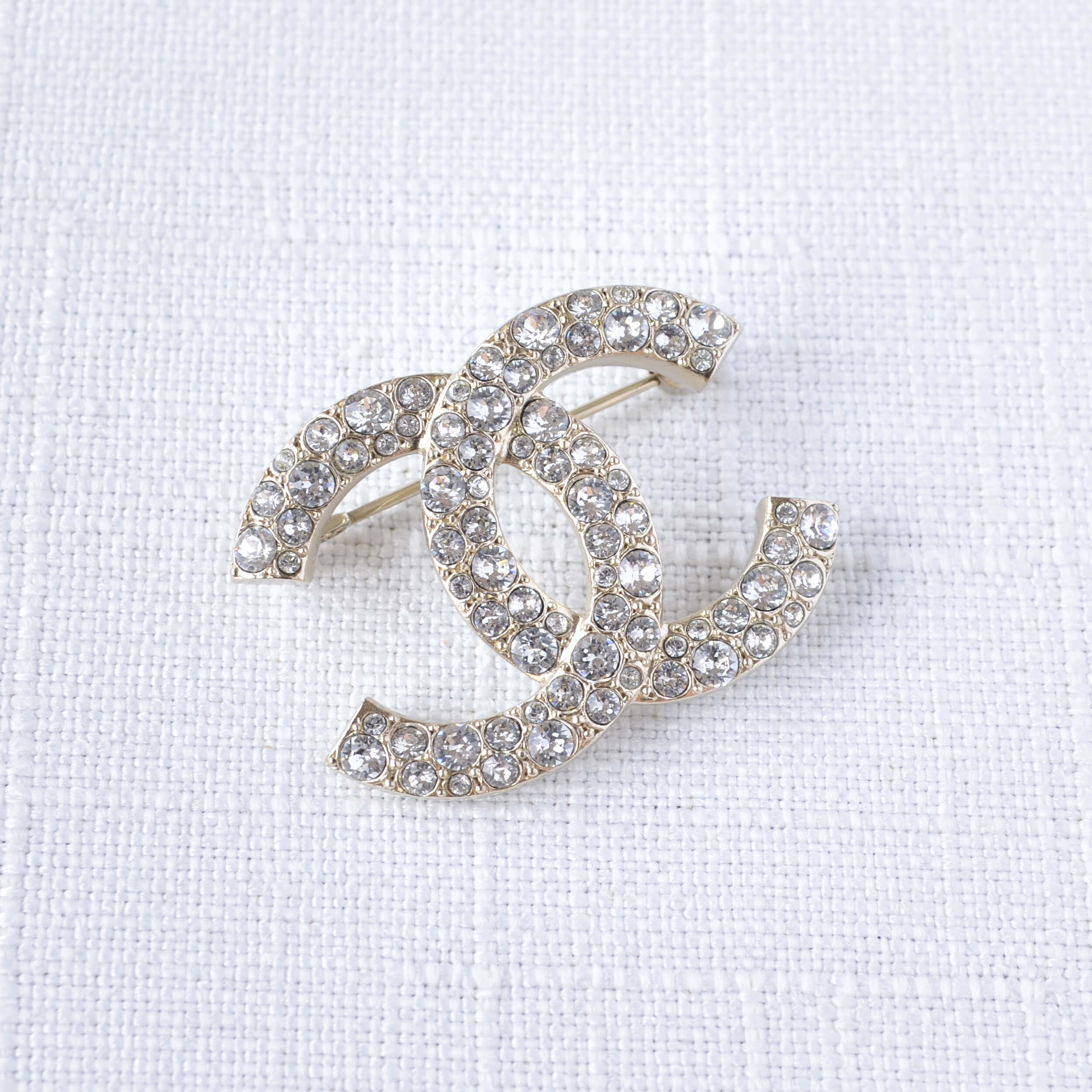 CHANEL 21V CC Crystal Strass Brosche Brooch Gold Pre-Loved 1125144 1