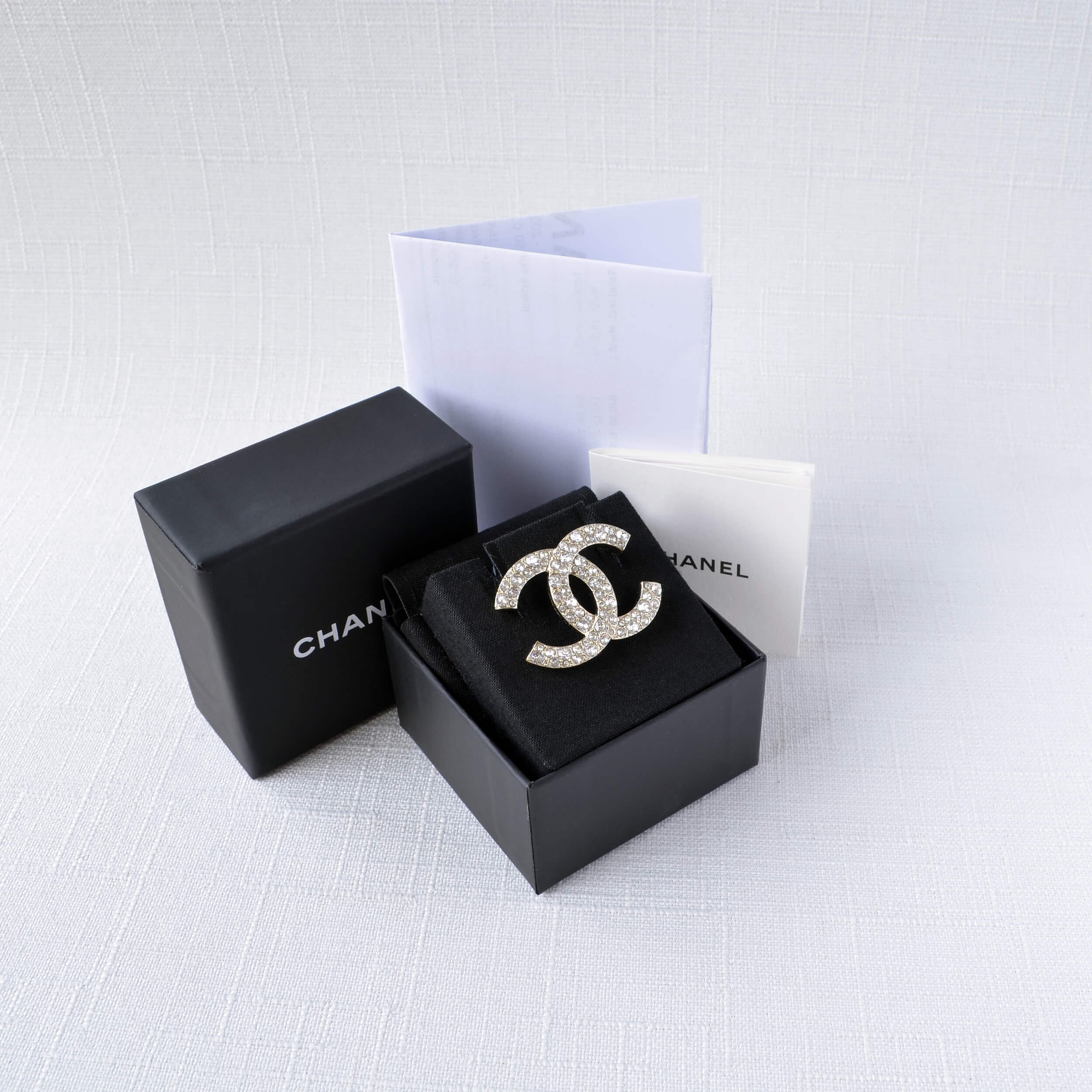 CHANEL 21V CC Crystal Strass Brosche Brooch Gold Pre-Loved 1125144 2