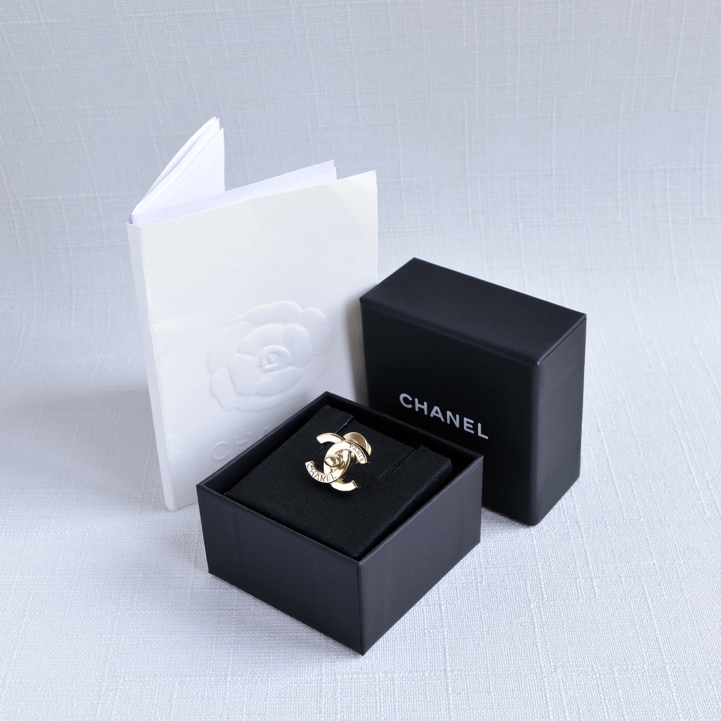 CHANEL 22B CC Turnlock Brosche Brooch Gold Pre-Loved 1125142 1