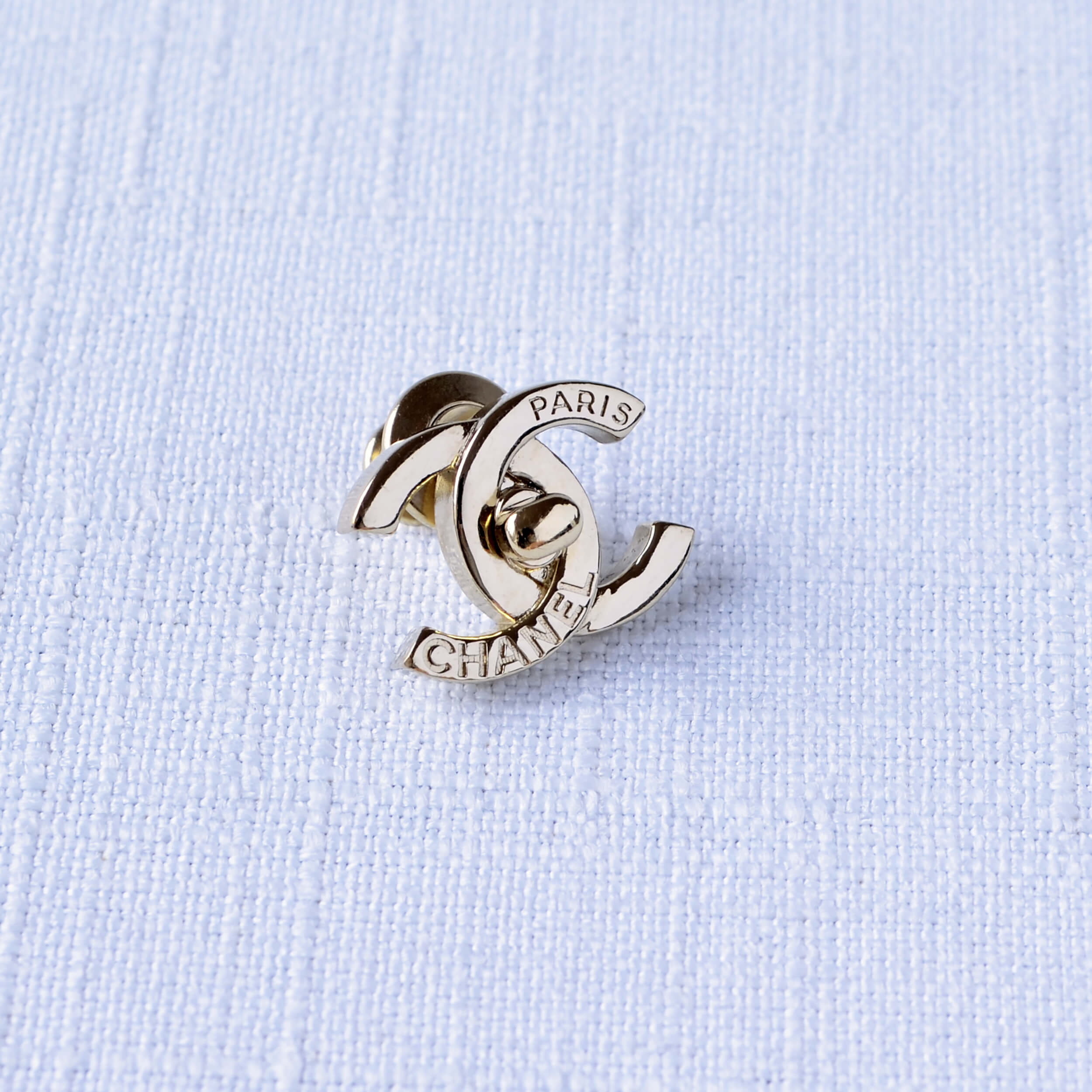 CHANEL 22B CC Turnlock Brosche Brooch Gold Pre-Loved 1125142 2