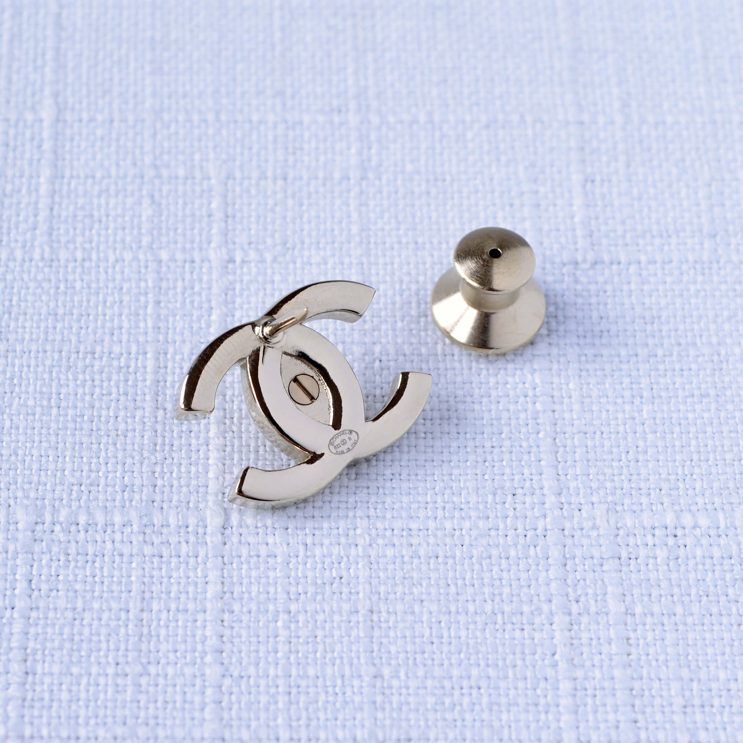 CHANEL 22B CC Turnlock Brosche Brooch Gold Pre-Loved 1125142 3