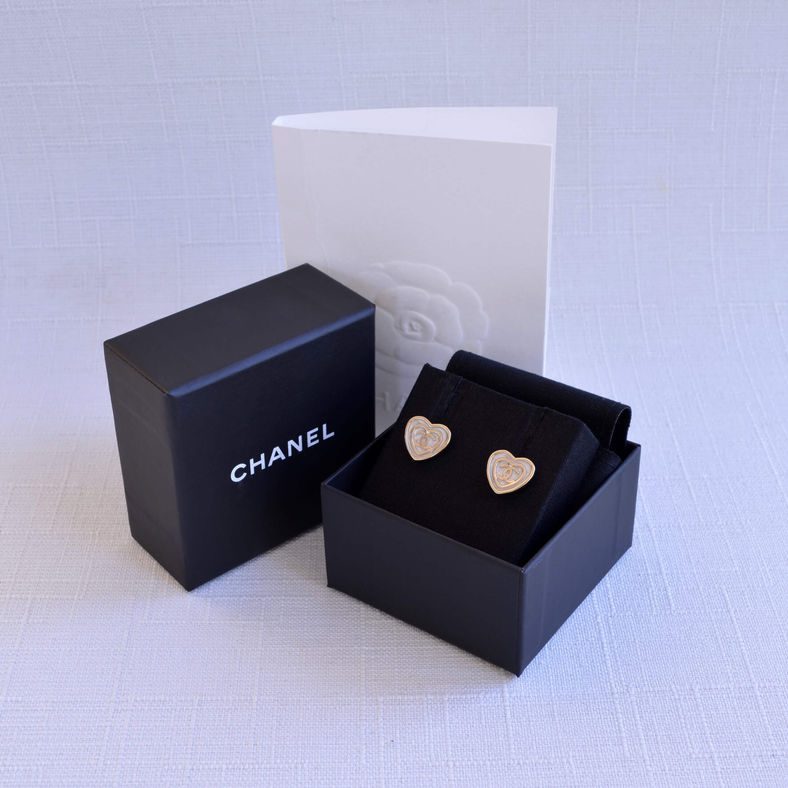CHANEL 24S CC Herz Perlmutt Ohrringe Heart Earrings Pre-Loved 1125145 1