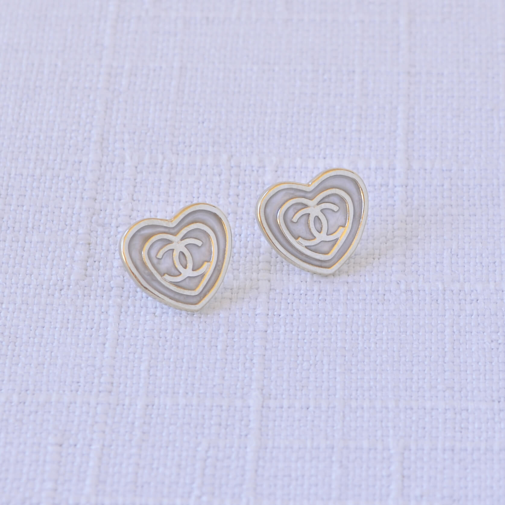 CHANEL 24S CC Herz Perlmutt Ohrringe Heart Earrings Pre-Loved 1125145 2
