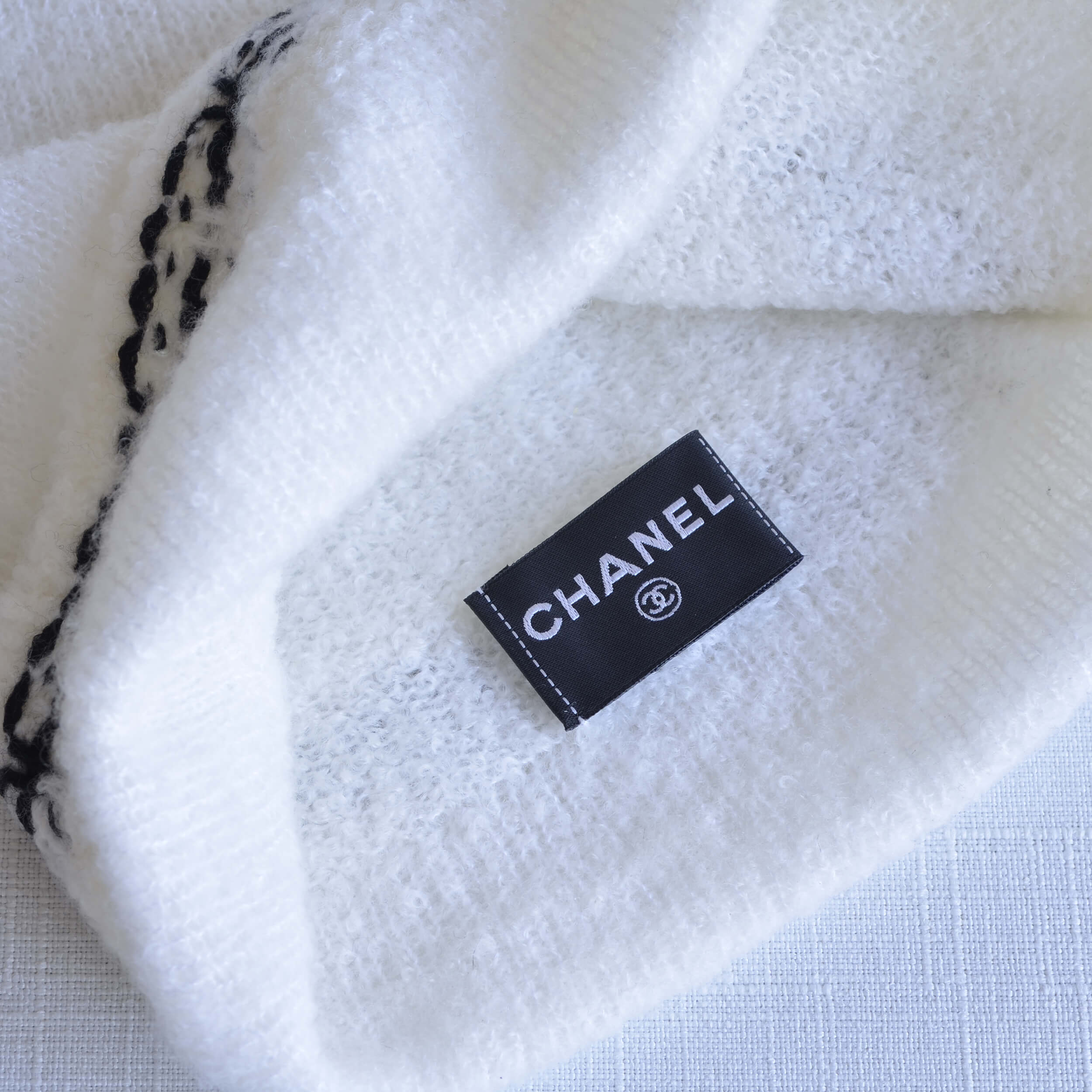 CHANEL Kaschmir Mütze Weiß Schwarz CC 2023 Pre-Loved 12517 4