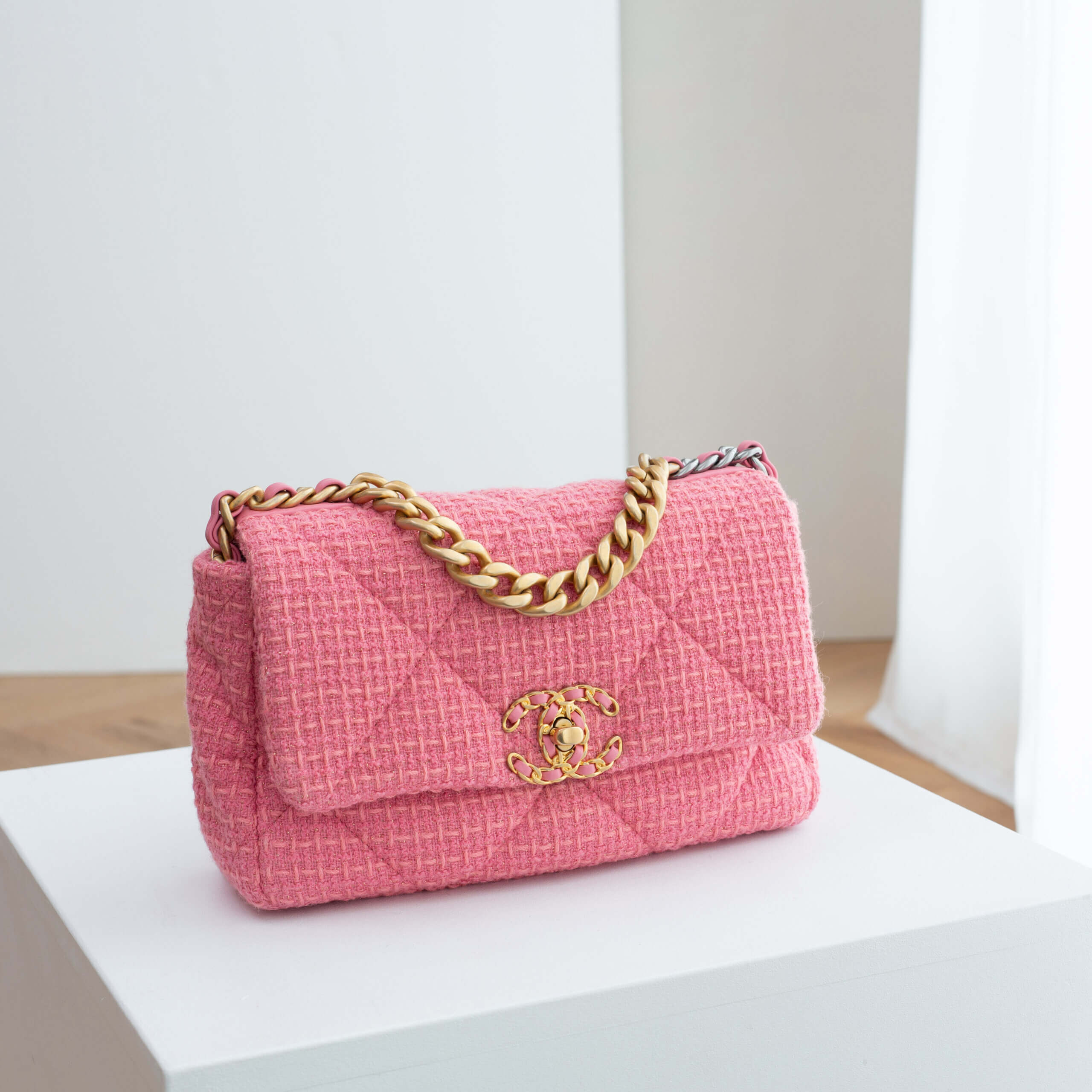 CHANEL 19 Small Tweed Handtasche Handbag Pink Pre-Loved 1125141 1