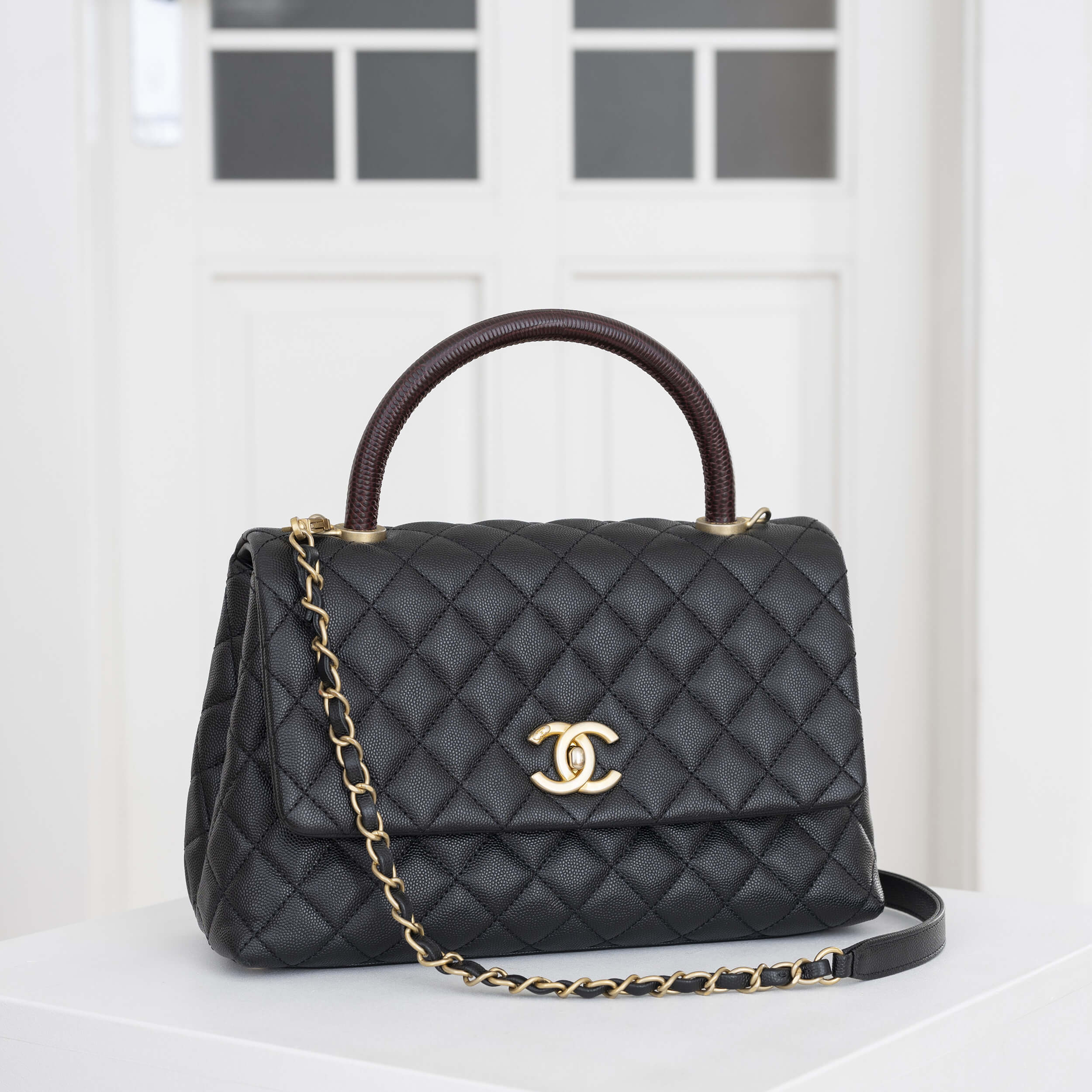 CHANEL Coco Handle Medium Flap Bag Schwarz Pre-Loved 1225150 1