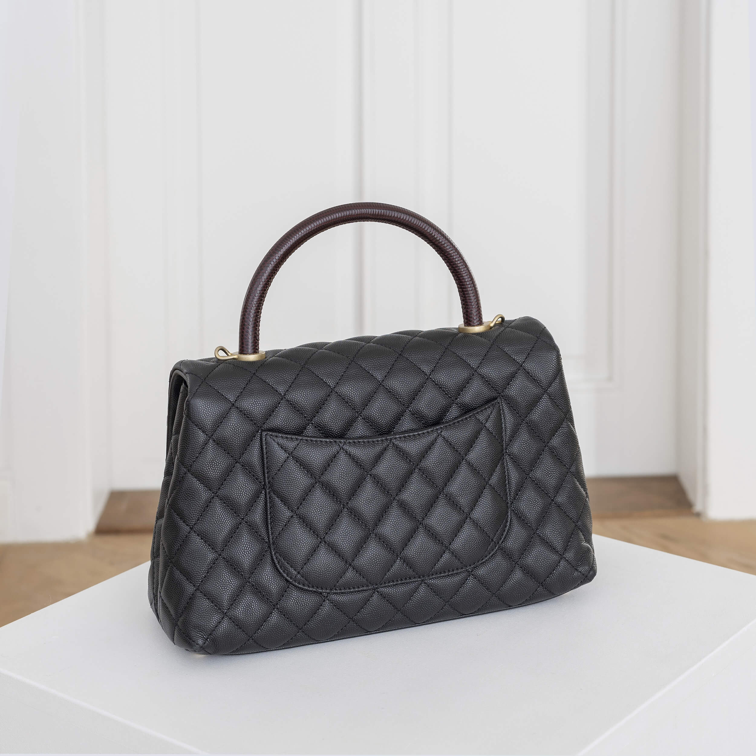 CHANEL Coco Handle Medium Flap Bag Schwarz Pre-Loved 1225150 2