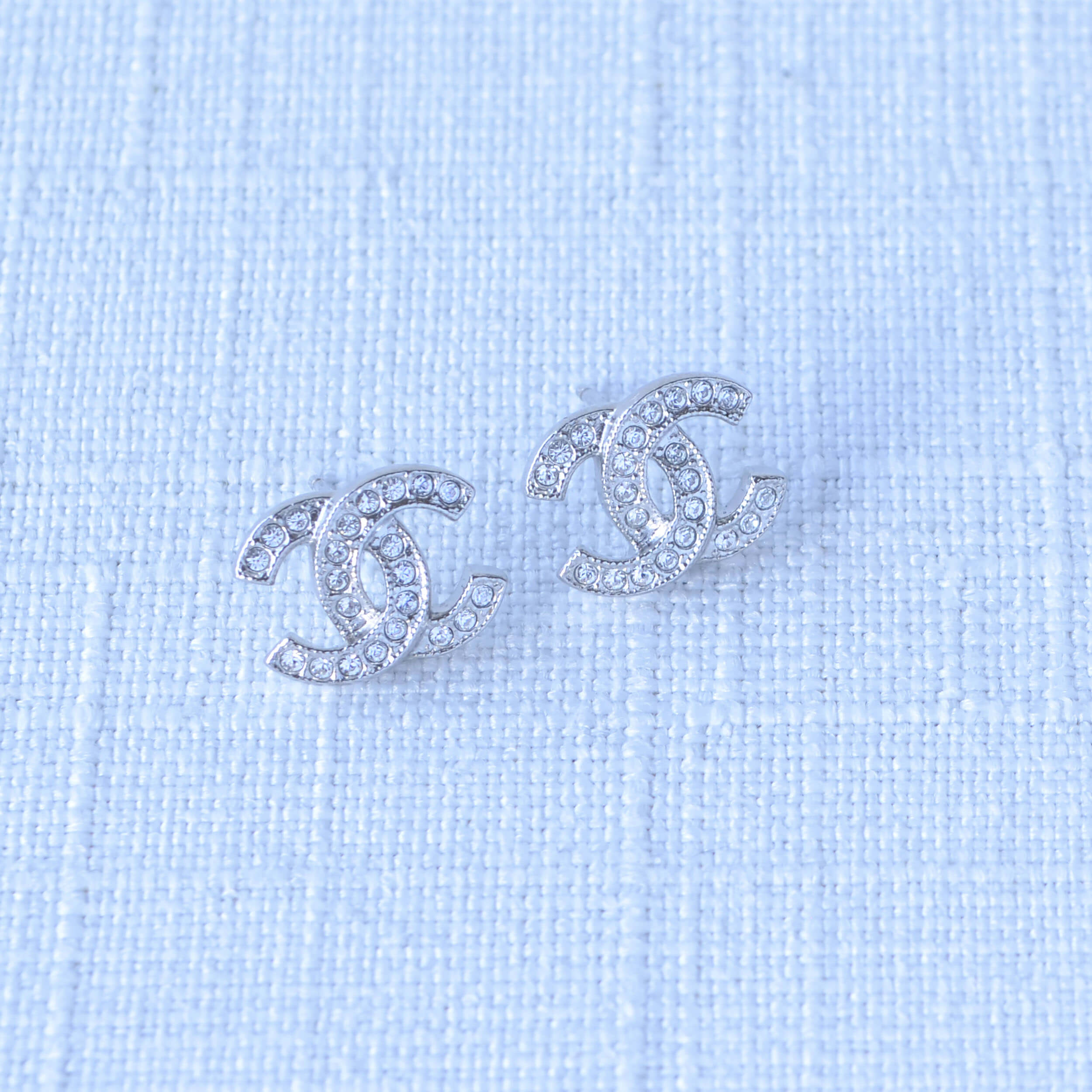 CHANEL 24V CC Crystal Mini Earrings Strass Ohrringe Silber Pre-Loved 12611 1