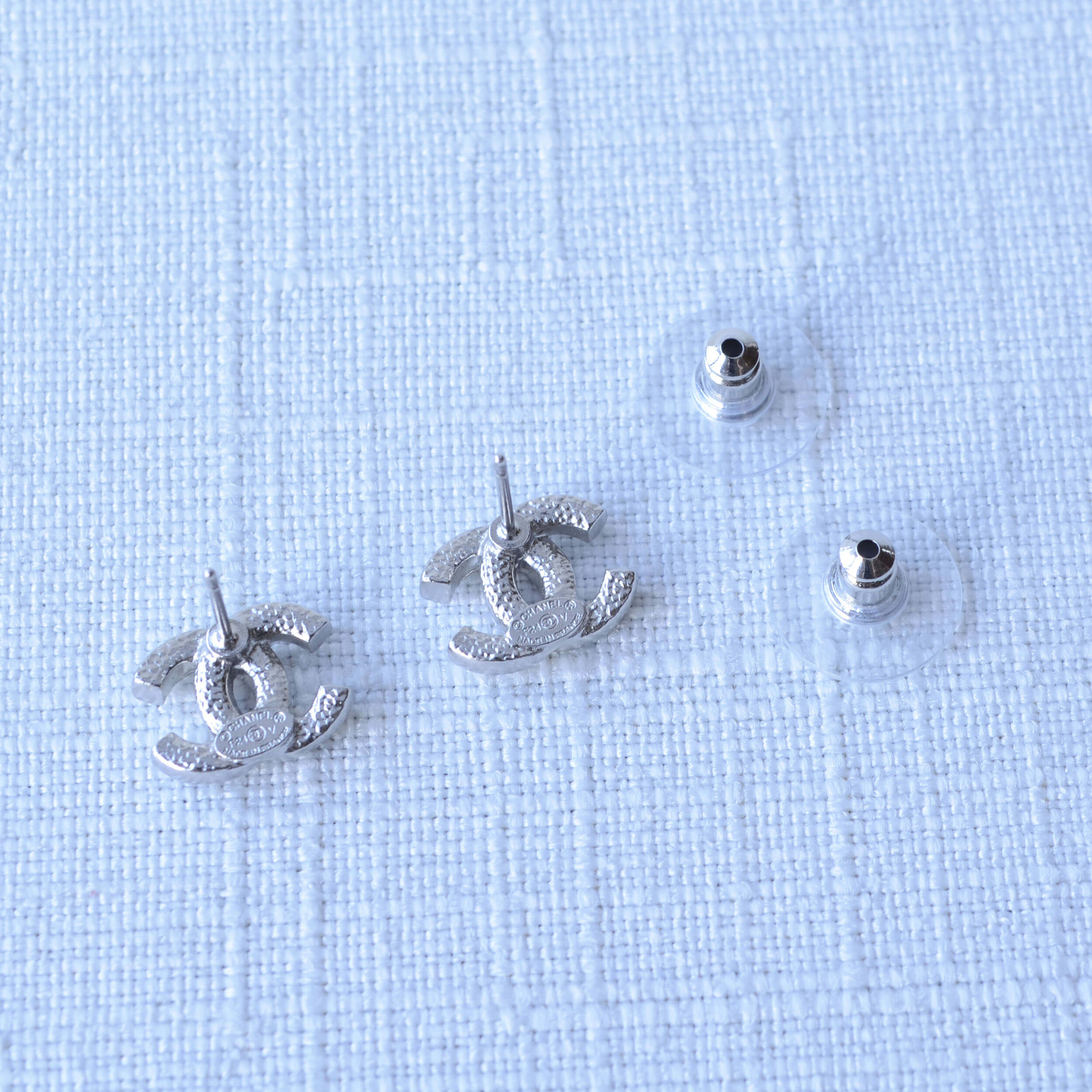 CHANEL 24V CC Crystal Mini Earrings Strass Ohrringe Silber Pre-Loved 12611 3