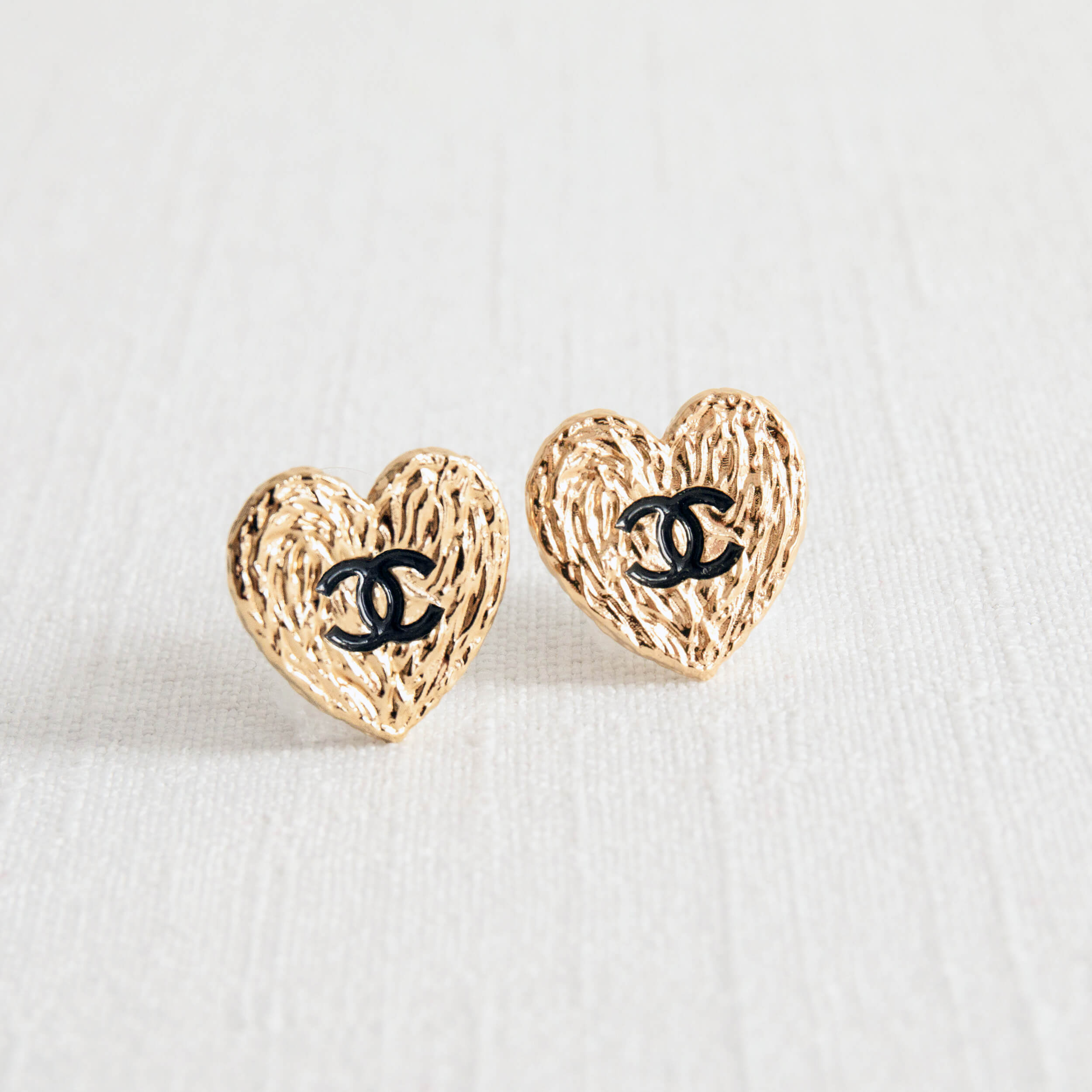 CHANEL 24P CC Herz Ohrringe Heart Earrings Pre-Loved 12615 01