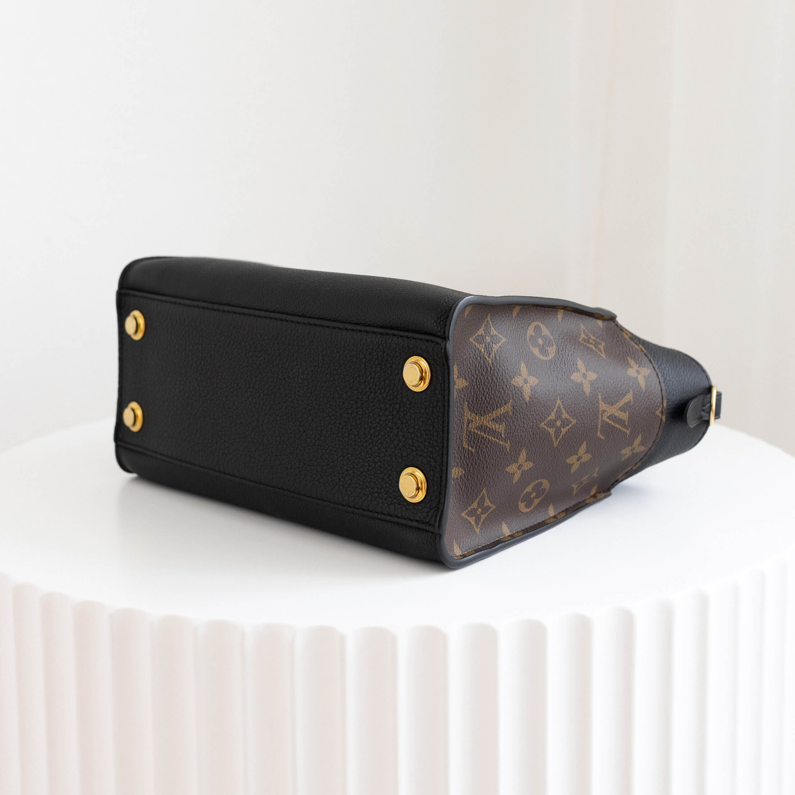 Louis Vuitton On My Side PM Monogram Canvas Noir Leder Handtasche Pre-Loved 42624 4