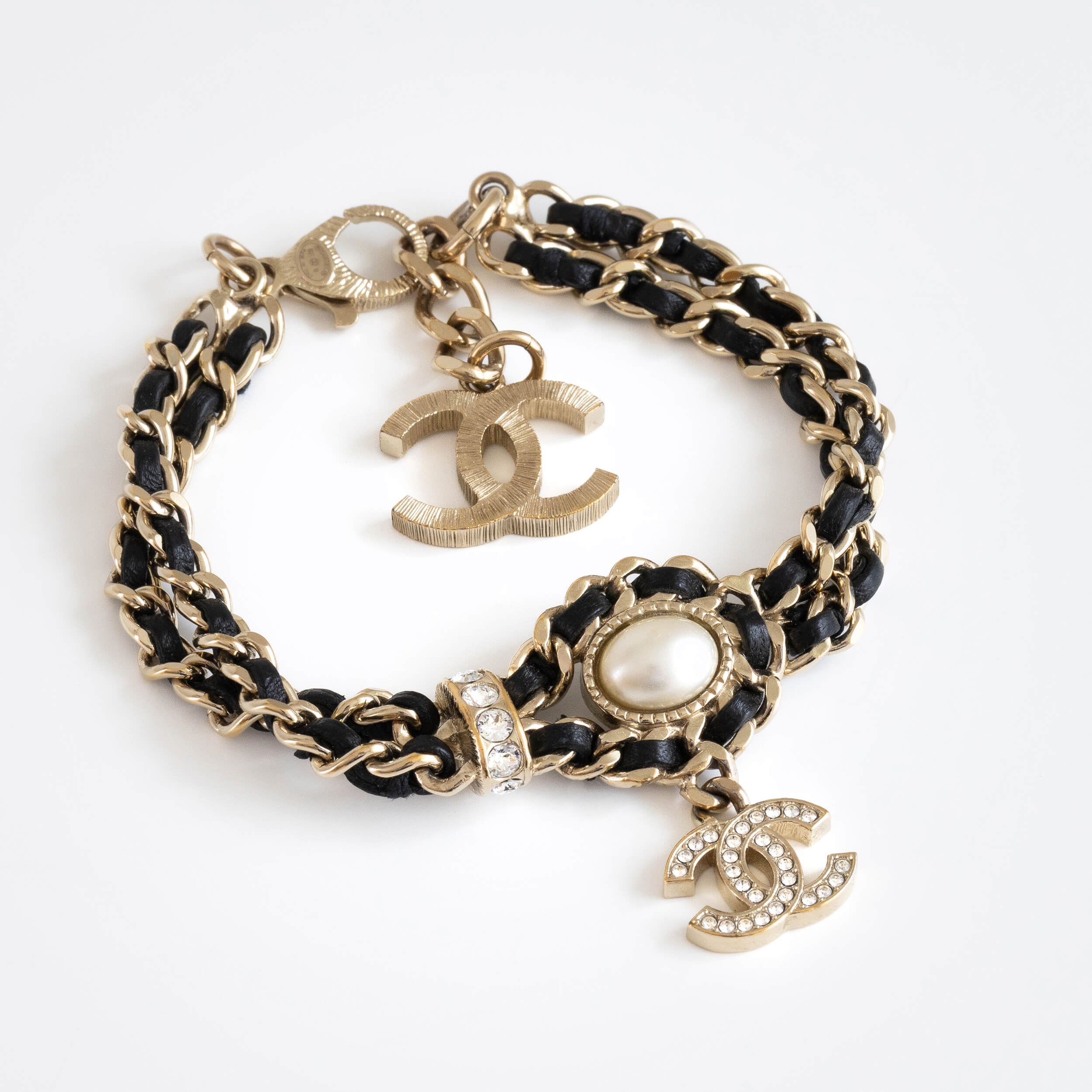 CHANEL 21B CC Leather Chain with Pearl Bracelet Armband Schwarz Hellgold Pre-Loved 42619 1