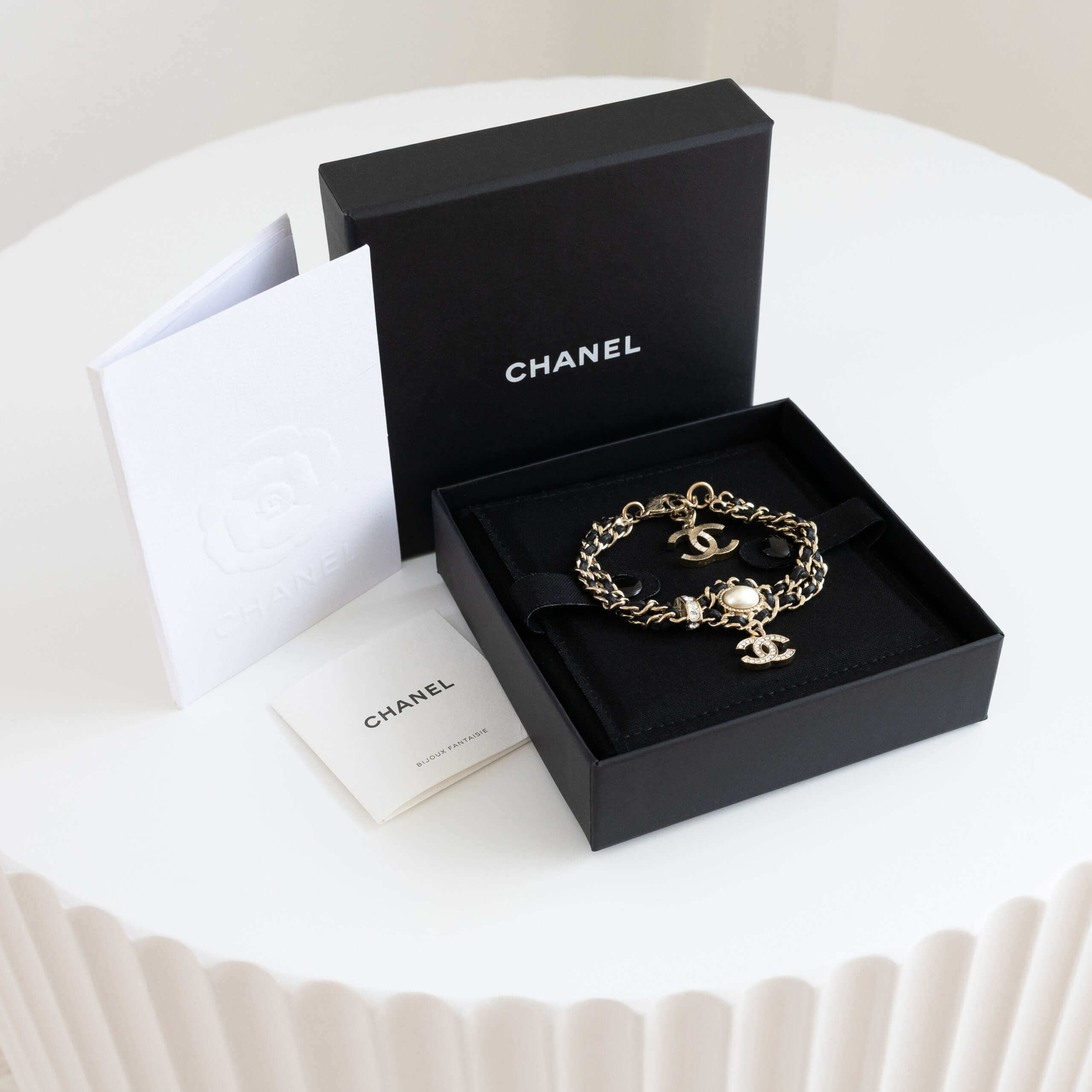 CHANEL 21B CC Leather Chain with Pearl Bracelet Armband Schwarz Hellgold Pre-Loved 42619 2