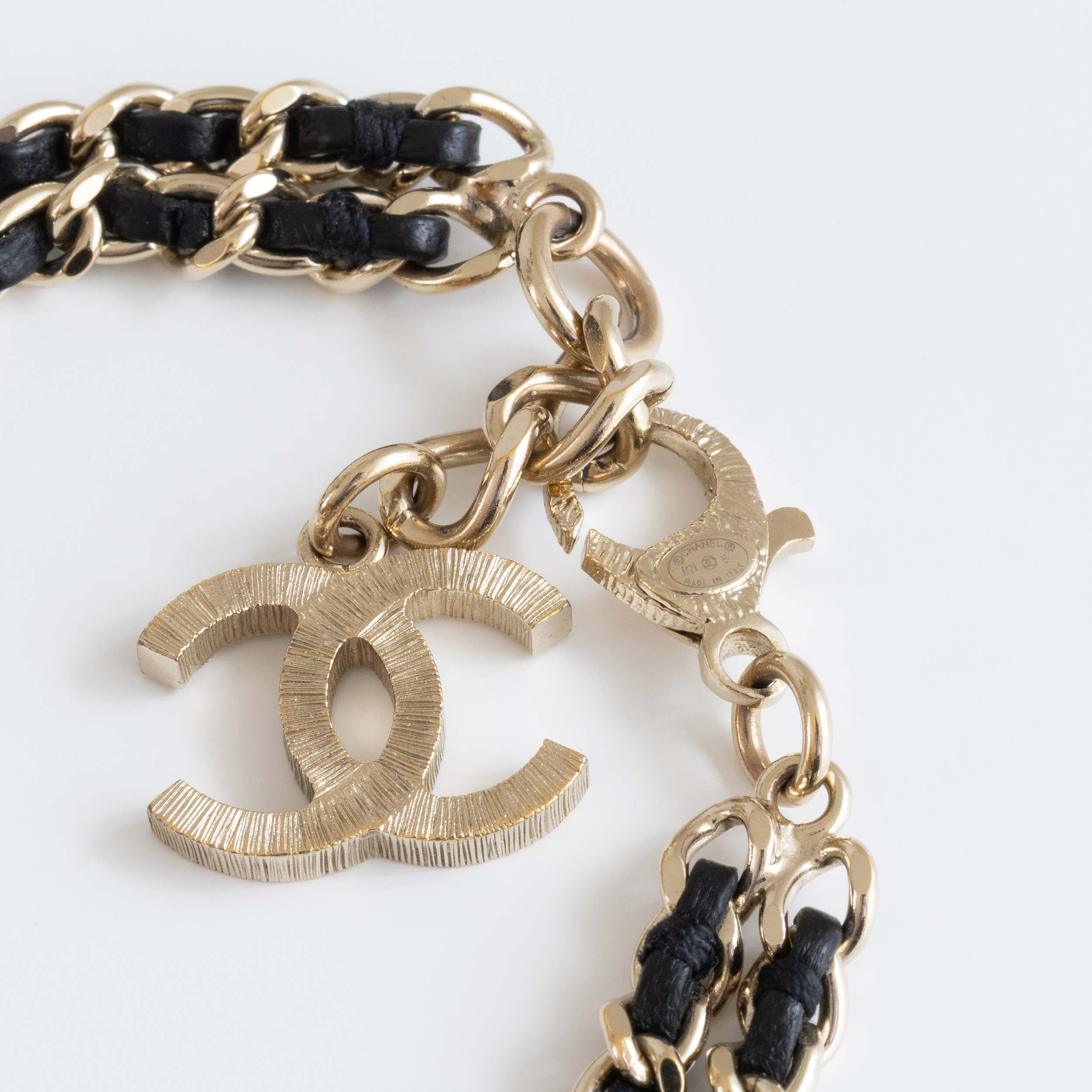 CHANEL 21B CC Leather Chain with Pearl Bracelet Armband Schwarz Hellgold Pre-Loved 42619 3